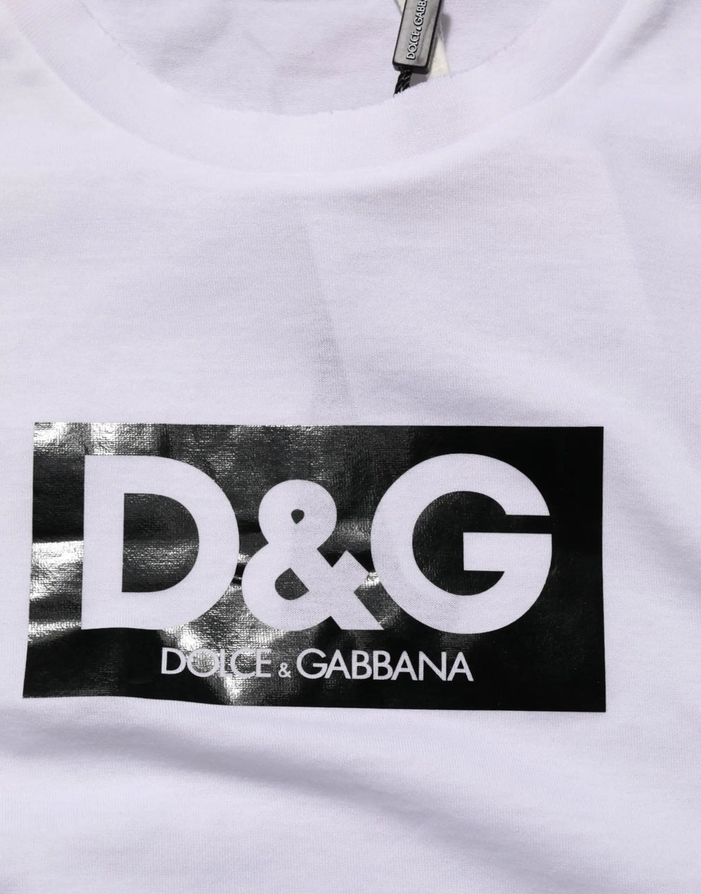 T-shirt dolce & gabbana blanc en coton avec logo noir d&g en rectangle et nom de la marque en petit texte