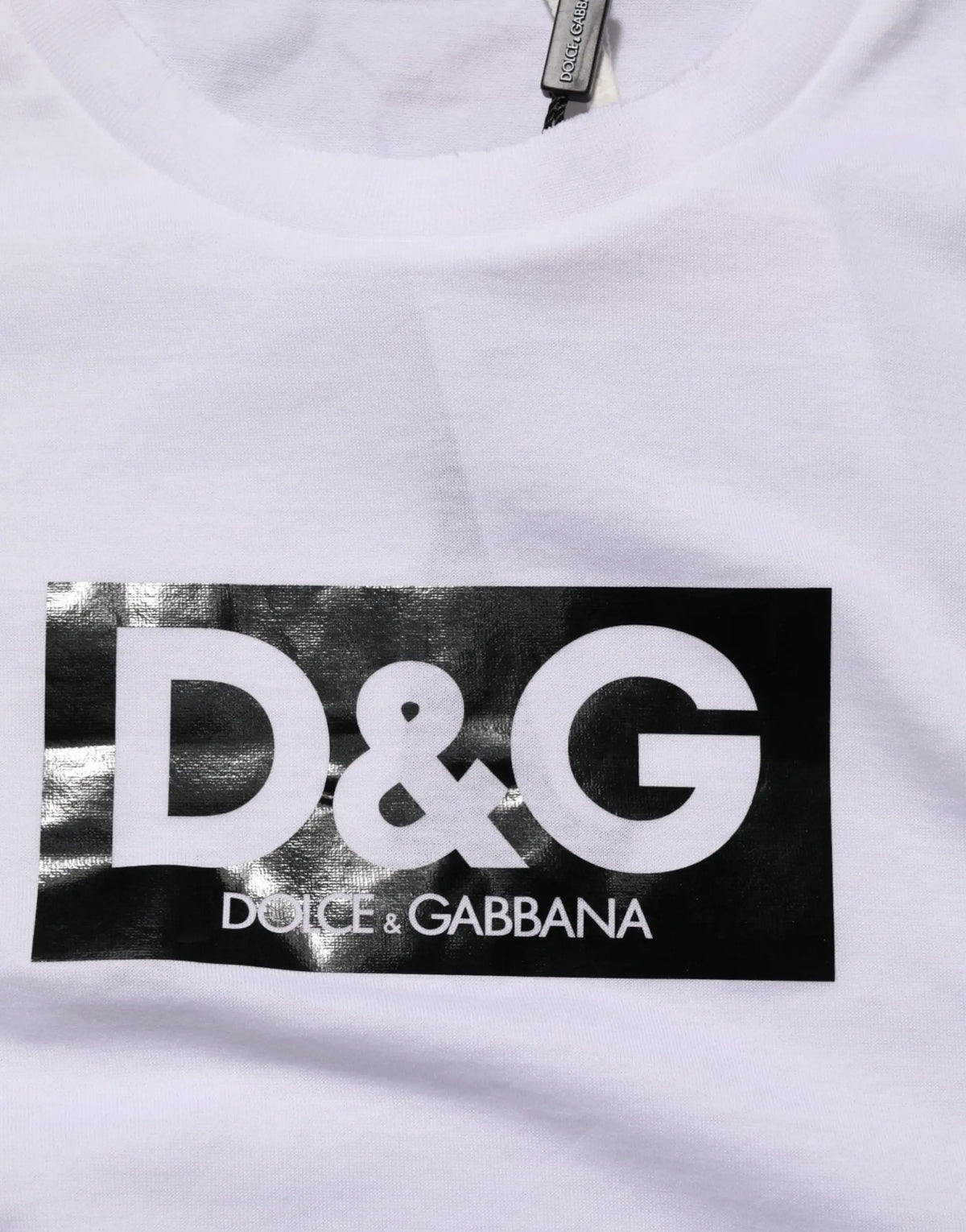 T-shirt dolce & gabbana blanc en coton avec logo noir d&g en rectangle et nom de la marque en petit texte