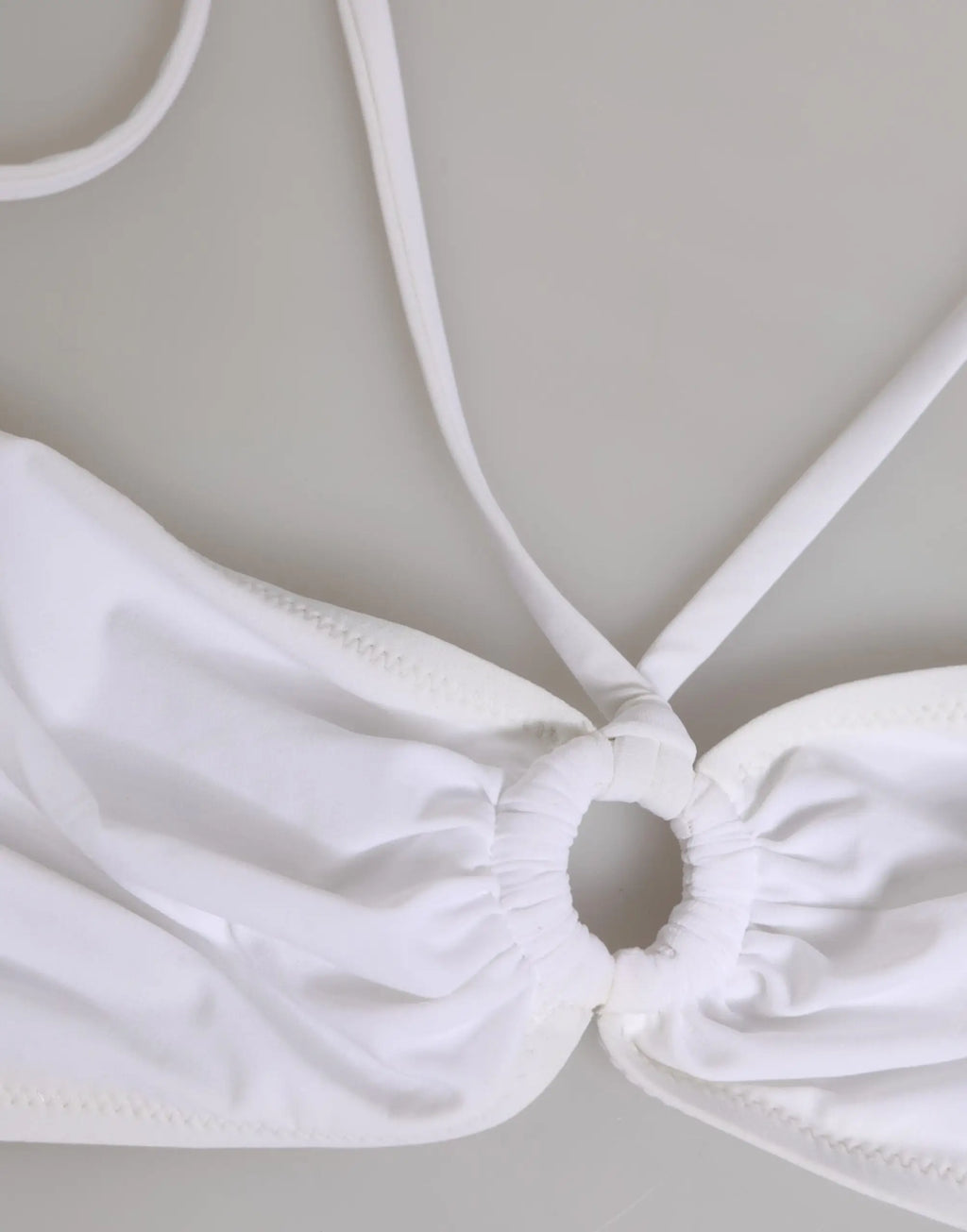 Haut de bikini blanc dolce & gabbana avec bretelles fines réglables et détail anneau central en tissu doux