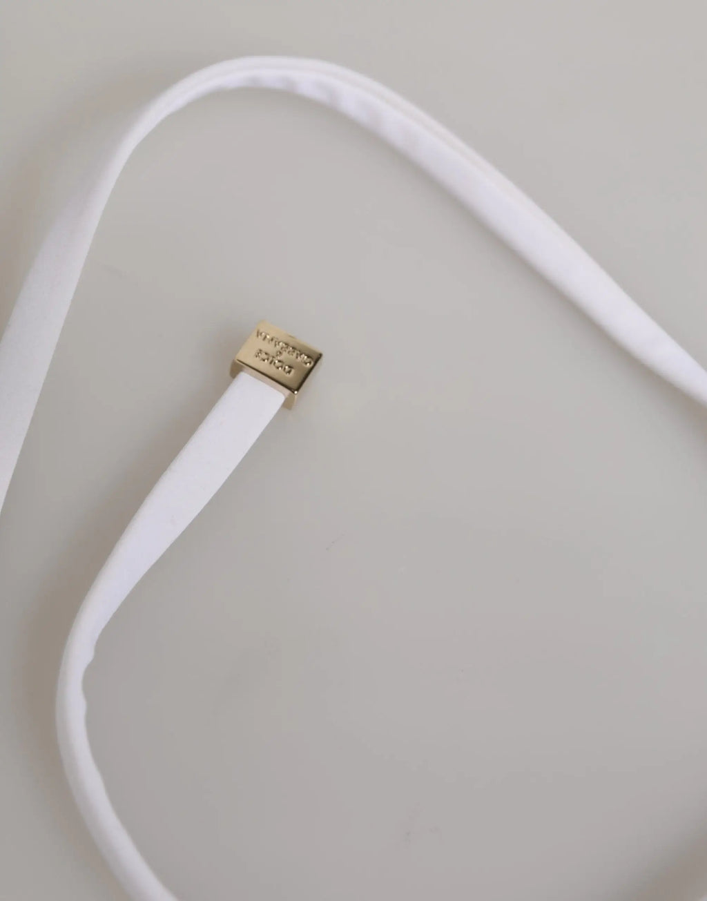 Ceinture blanche en cuir avec boucle rectangulaire dorée assortie au maillot de bain 2 pièces dolce & gabbana