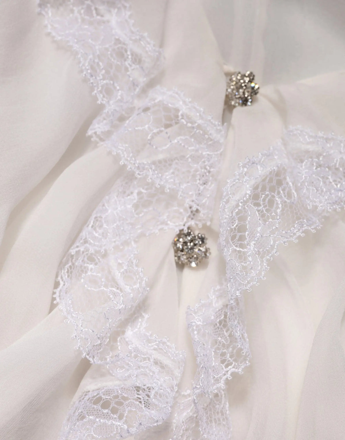 Blouse blanche dolce & gabbana à manches longues en dentelle avec ornements floraux argentés scintillants