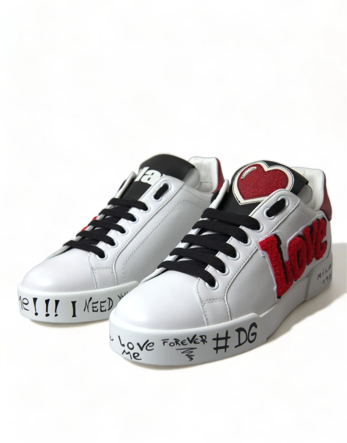 Baskets dolce & gabbana blanches love patch avec lacets noirs, coeur rouge brodé et texte manuscrit sur la semelle