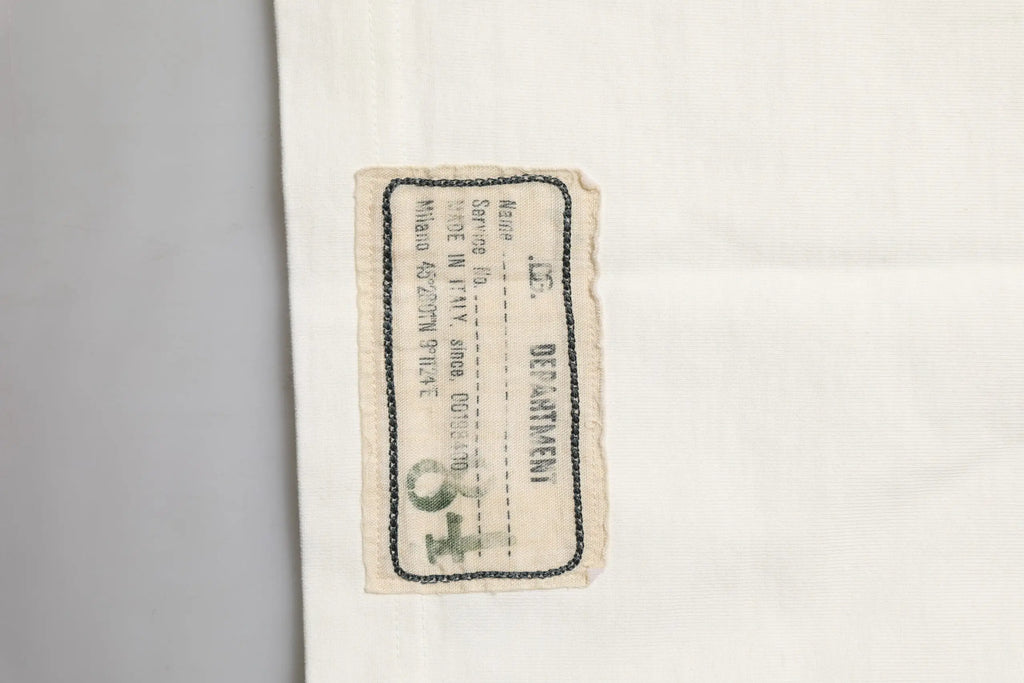 Étiquette en tissu beige usée avec bordure noire et texte imprimé department en majuscules sur t-shirt homme dolce & gabbana blanc coton col rond