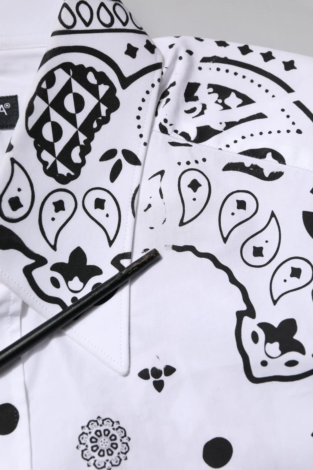 Chemise blanche dolce & gabbana martini avec imprimé bandana noir et motifs géométriques formels