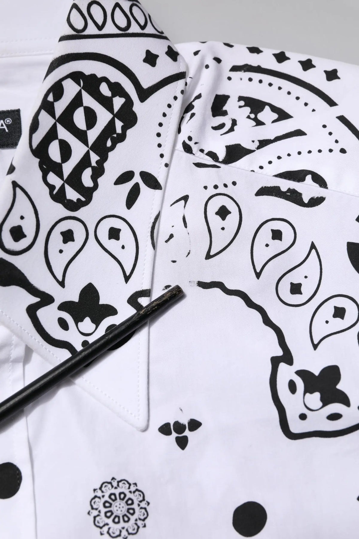 Chemise blanche dolce & gabbana martini avec imprimé bandana noir et motifs géométriques formels