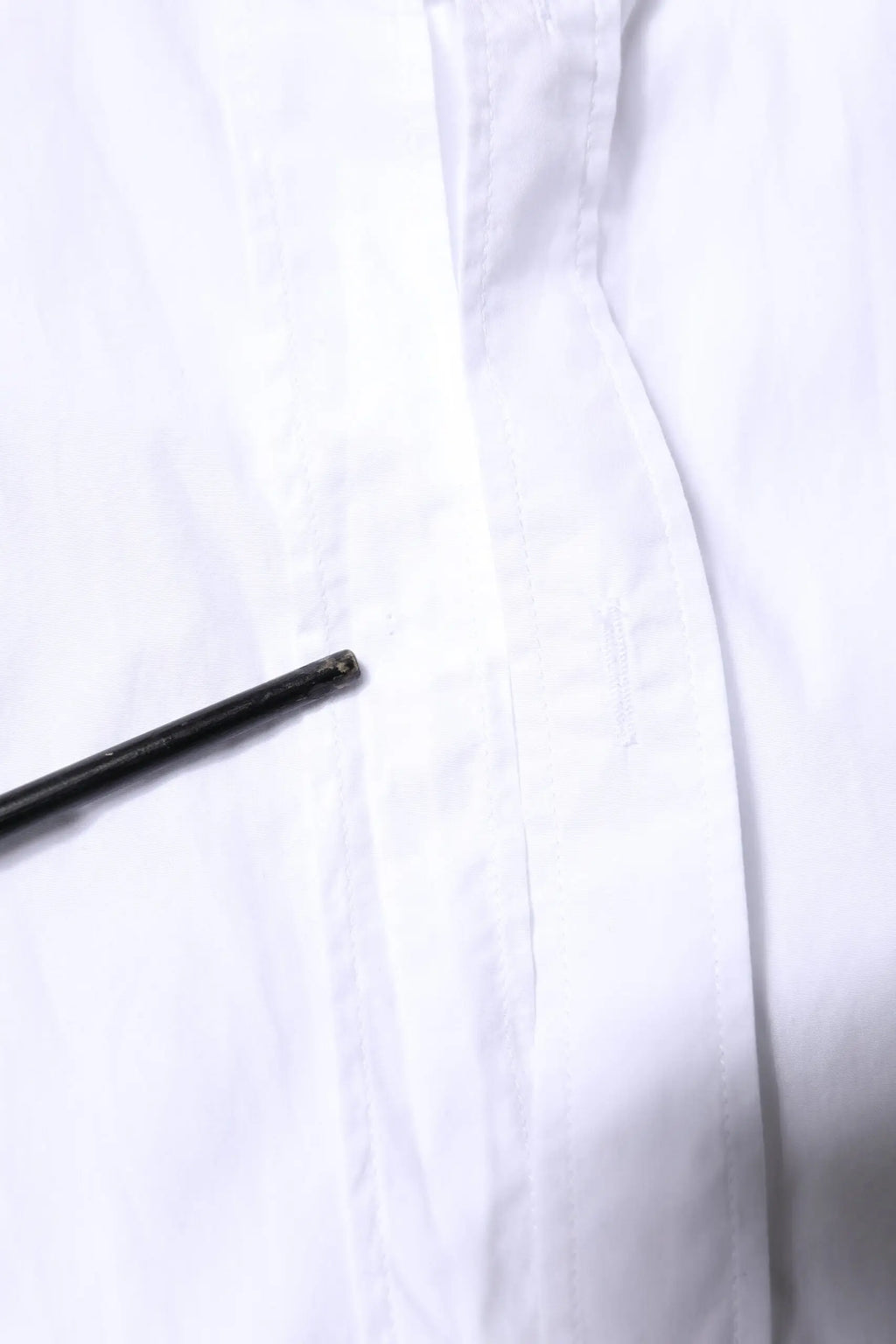 Stylo cylindrique noir posé sur tissu blanc d’une chemise homme formelle dolce & gabbana white martini en coton