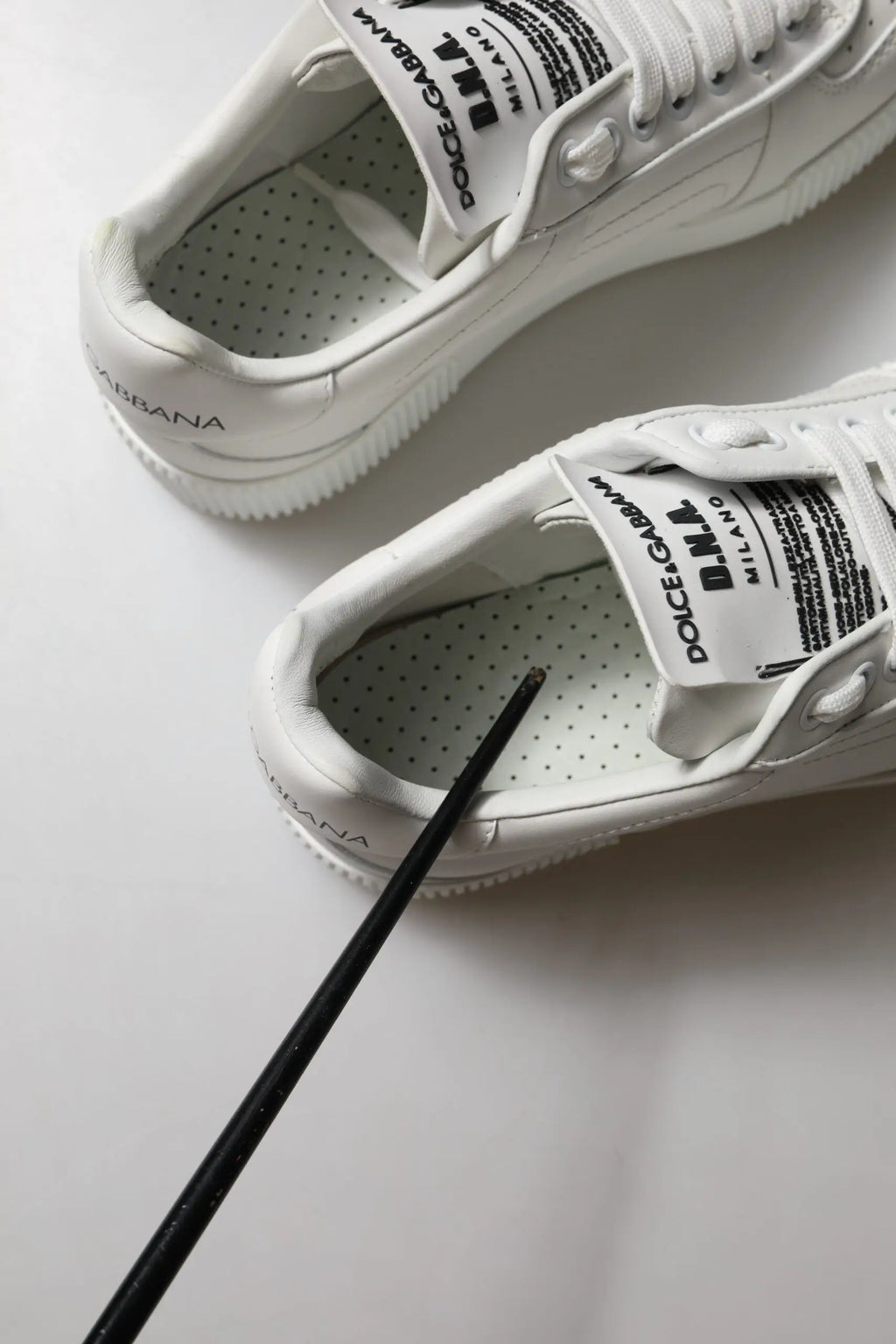 Baskets basses blanches dolce gabbana en cuir avec détails texte noirs et semelle en caoutchouc texturée