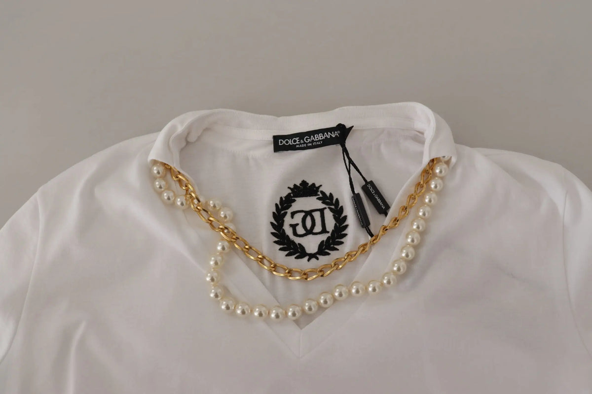 Blouse blanche dolce et gabbana avec logo brodé noir et collier doré orné de perles intégrées au col