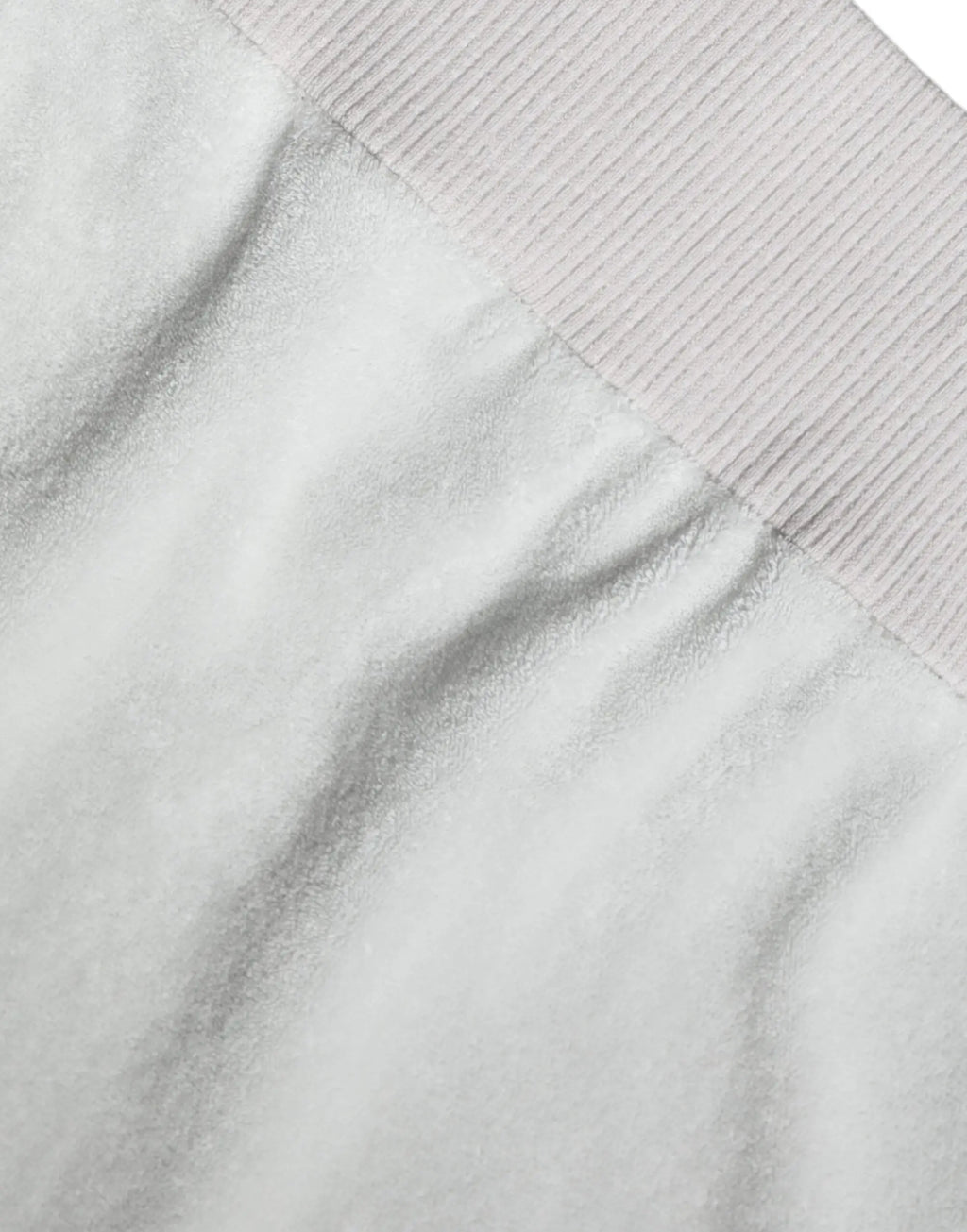 Shorts en tissu éponge gris clair avec taille côtelée assortis au pull dolce & gabbana blanc en nylon extensible