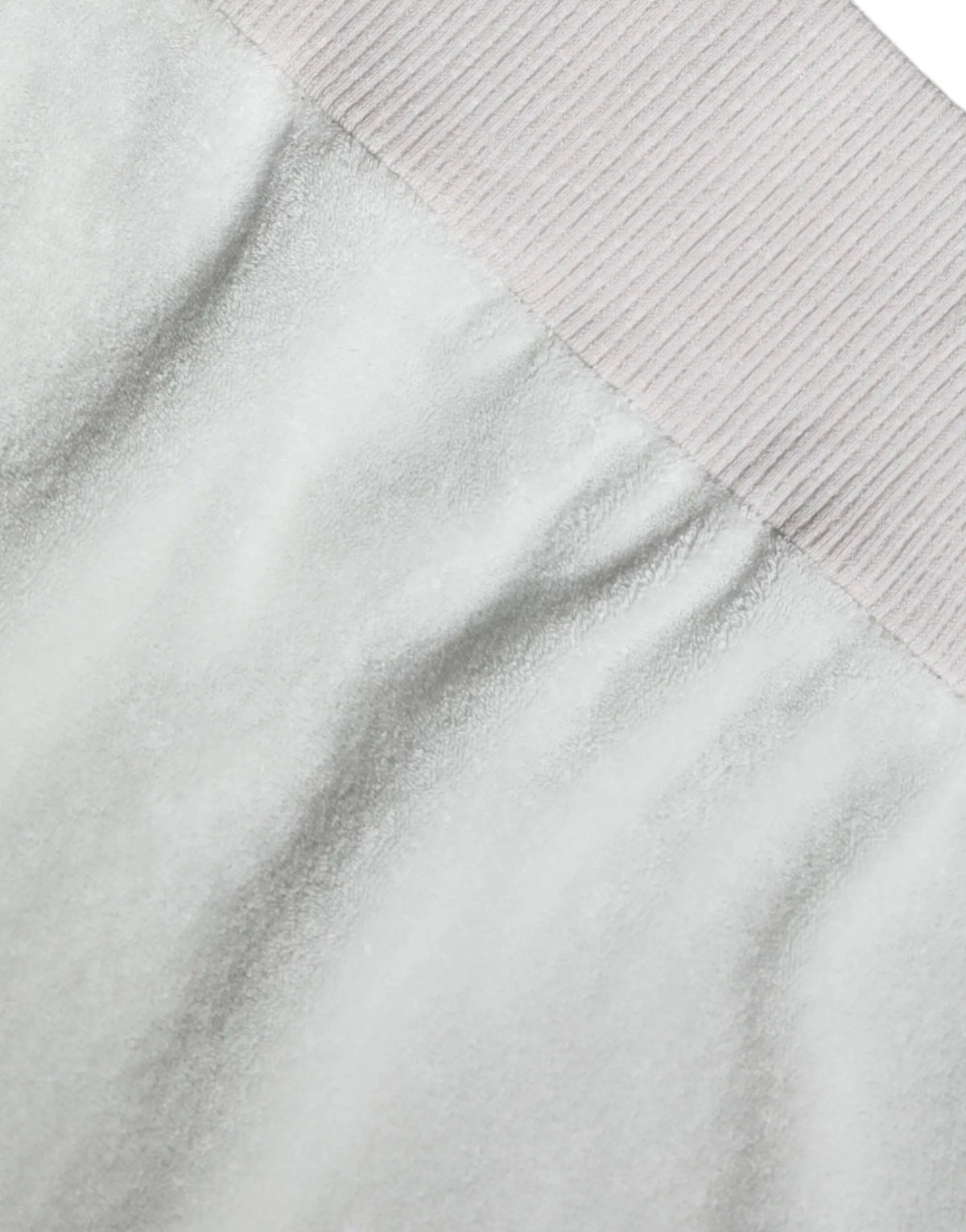 Shorts en tissu éponge gris clair avec taille côtelée assortis au pull dolce & gabbana blanc en nylon extensible