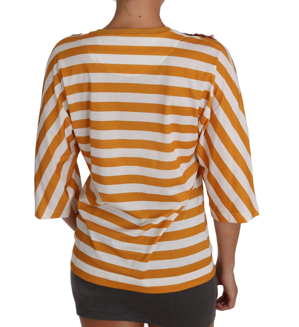 Femme portant un top dolce & gabbana blanc et orange à rayures horizontales avec manches trois-quarts