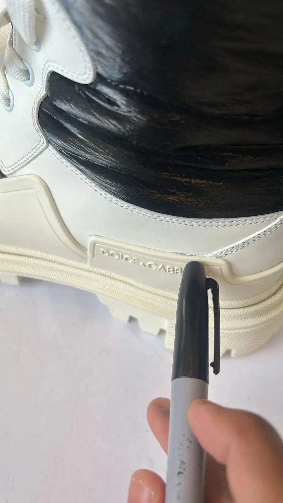 Dolce & gabbana bottes blanches rembourrées montantes à lacets avec baskets blanches et noires en cuir brillant et semelle épaisse