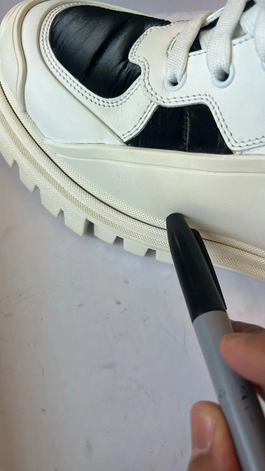Bottes lacées mi-mollet blanc Dolce & Gabbana avec semelle plateforme en caoutchouc texturé noir et blanc