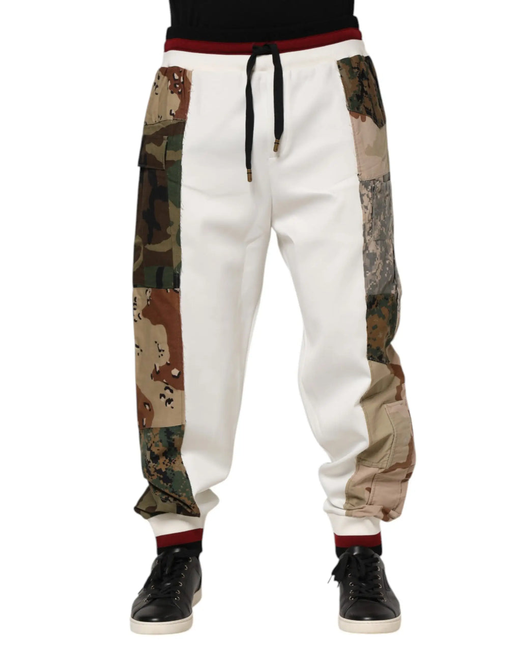 Dolce & gabbana joggers blancs pour hommes avec panneaux camouflage et bordures rouges à la taille et aux poignets