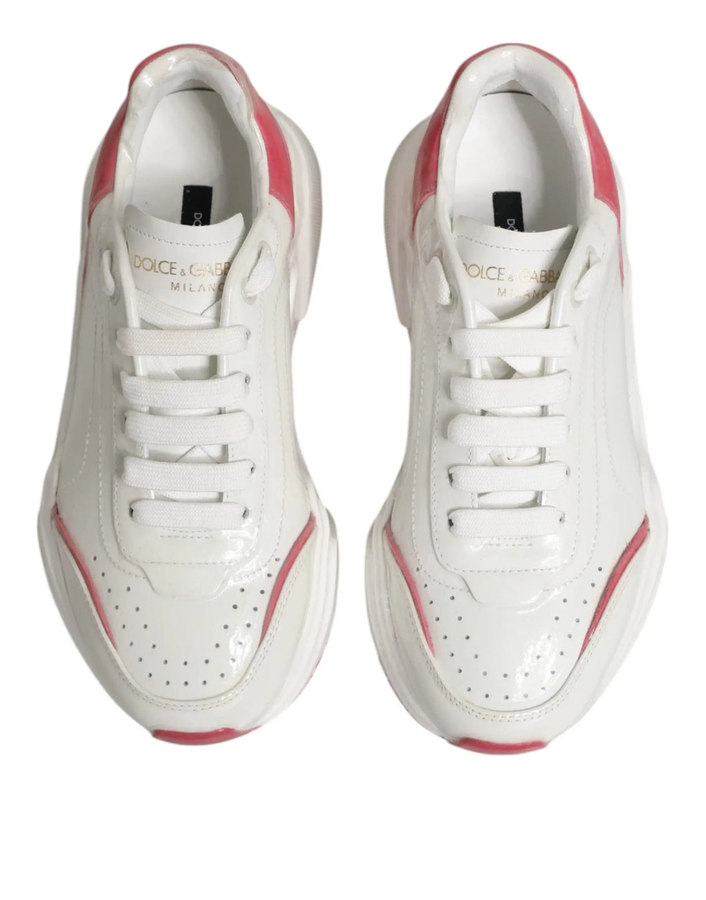 Baskets basses dolce & gabbana daymaster blanches et roses en cuir verni avec détails perforés et semelle épaisse