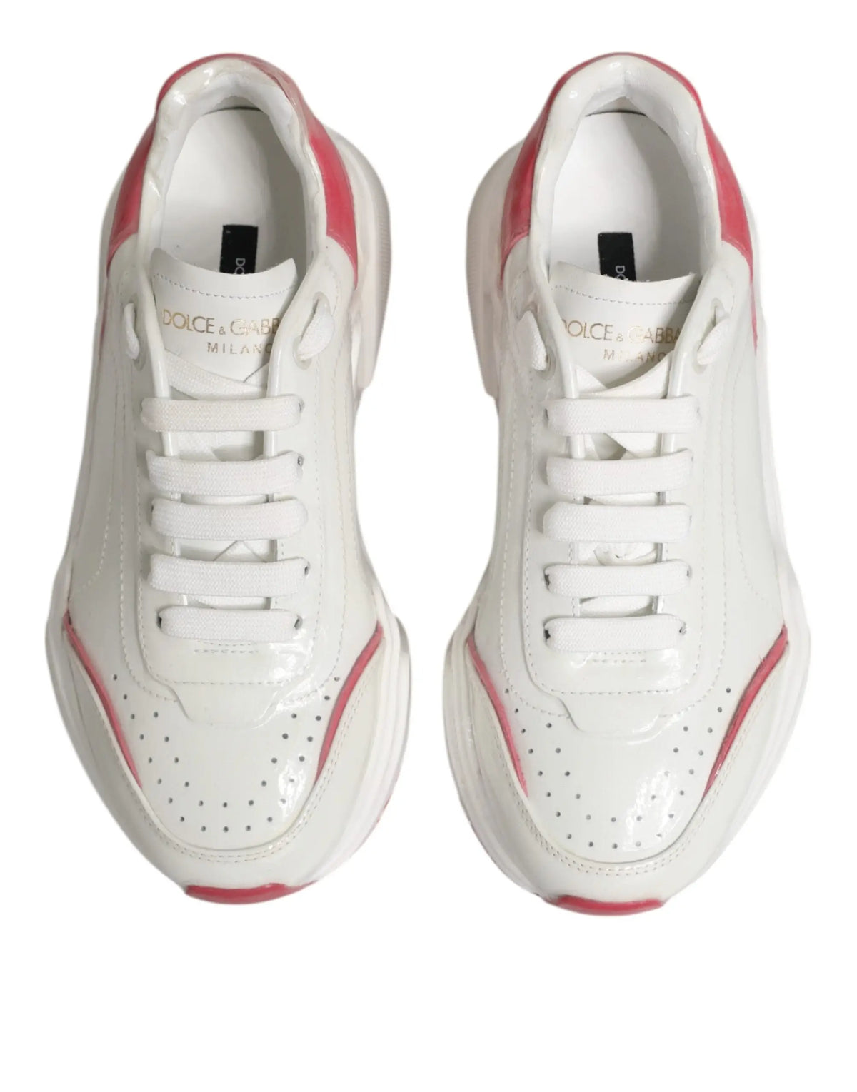 Baskets basses dolce & gabbana daymaster blanches et roses en cuir verni avec détails perforés et semelle épaisse