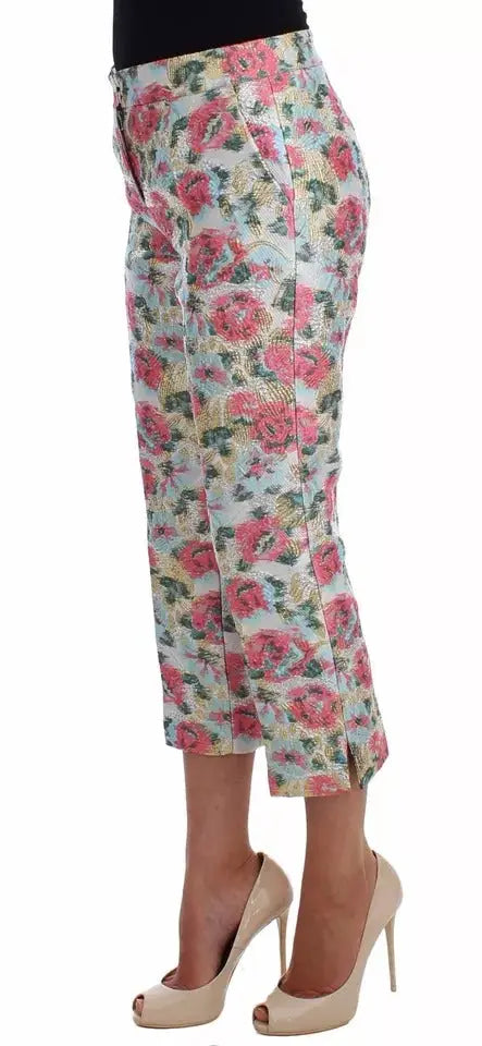 Pantalon brocart blanc à fleurs roses de dolce & gabbana en tissu léger avec motif floral pastel sur fond bleu clair