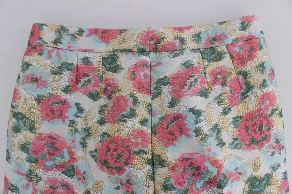 Pantalon dolce & gabbana blanc à motifs floraux roses vifs en tissu brocart texturé avec feuilles vertes et accents dorés