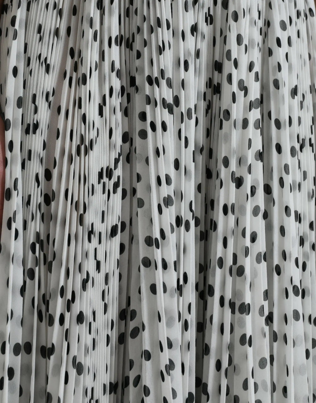 Jupe longue plissée blanche à pois noirs dolce gabbana en a-line pour une tenue élégante