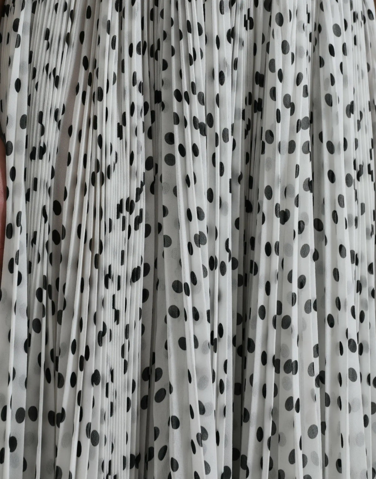 Jupe longue plissée blanche à pois noirs dolce gabbana en a-line pour une tenue élégante