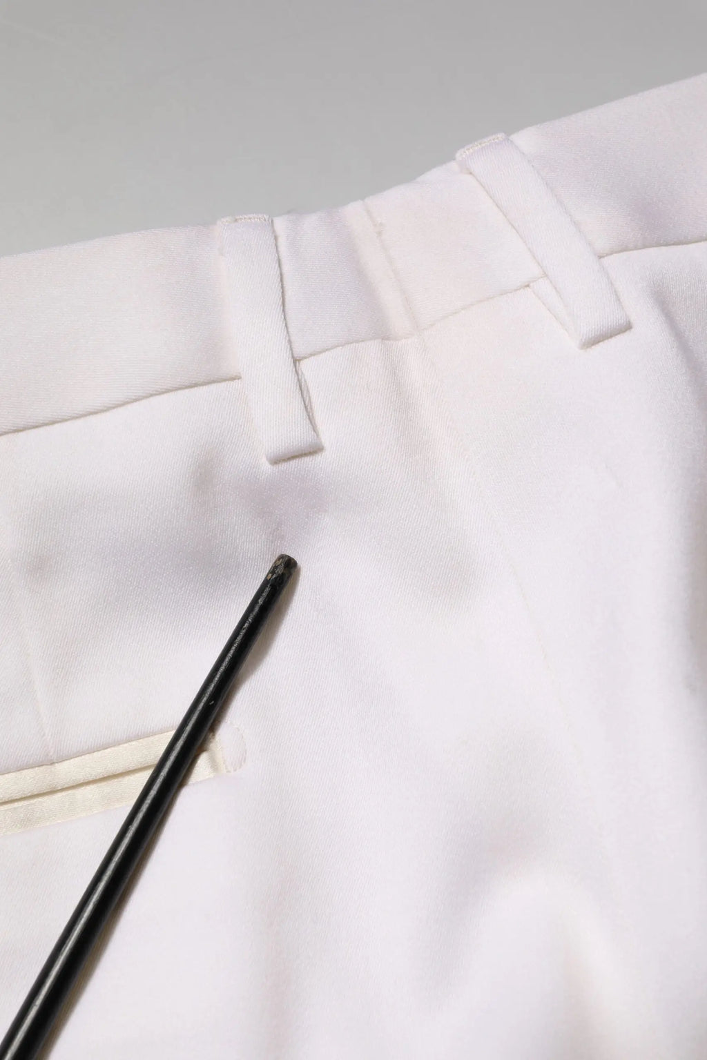 Pantalon formel blanc dolce & gabbana en polyester avec taille structurée et plis subtils, coupe fuselée