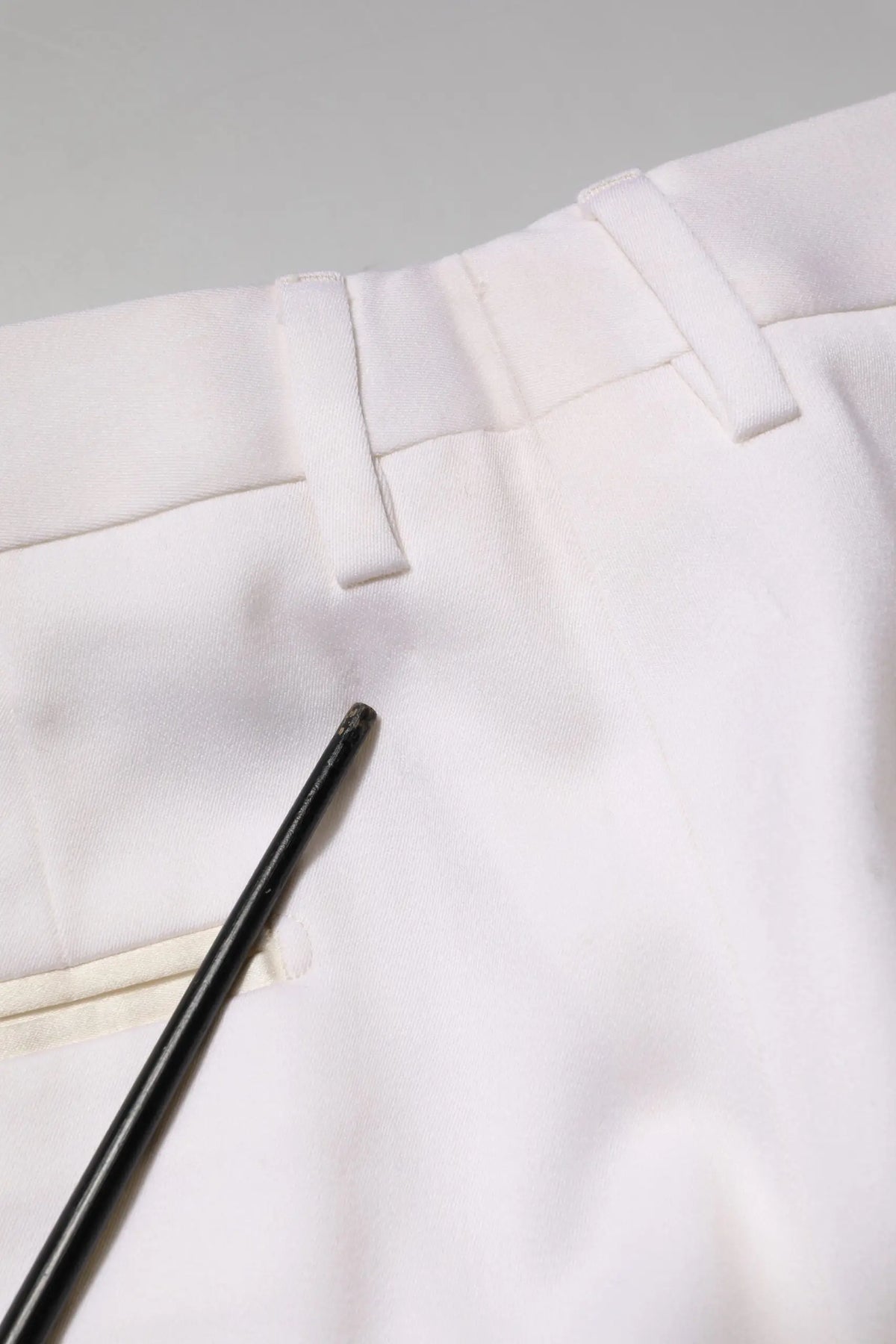 Pantalon formel blanc dolce & gabbana en polyester avec taille structurée et plis subtils, coupe fuselée