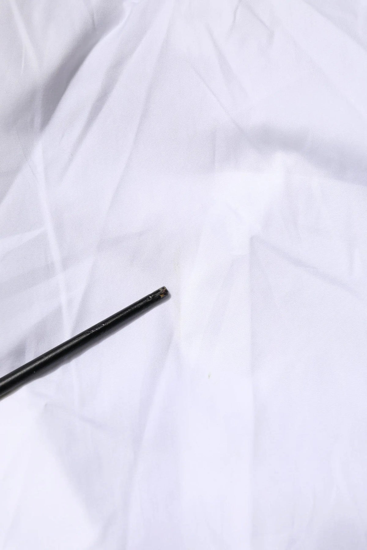 Stylo cylindrique noir avec finition mate et grip texturé pour chemise homme formelle en popeline de coton blanche dolce gabbana