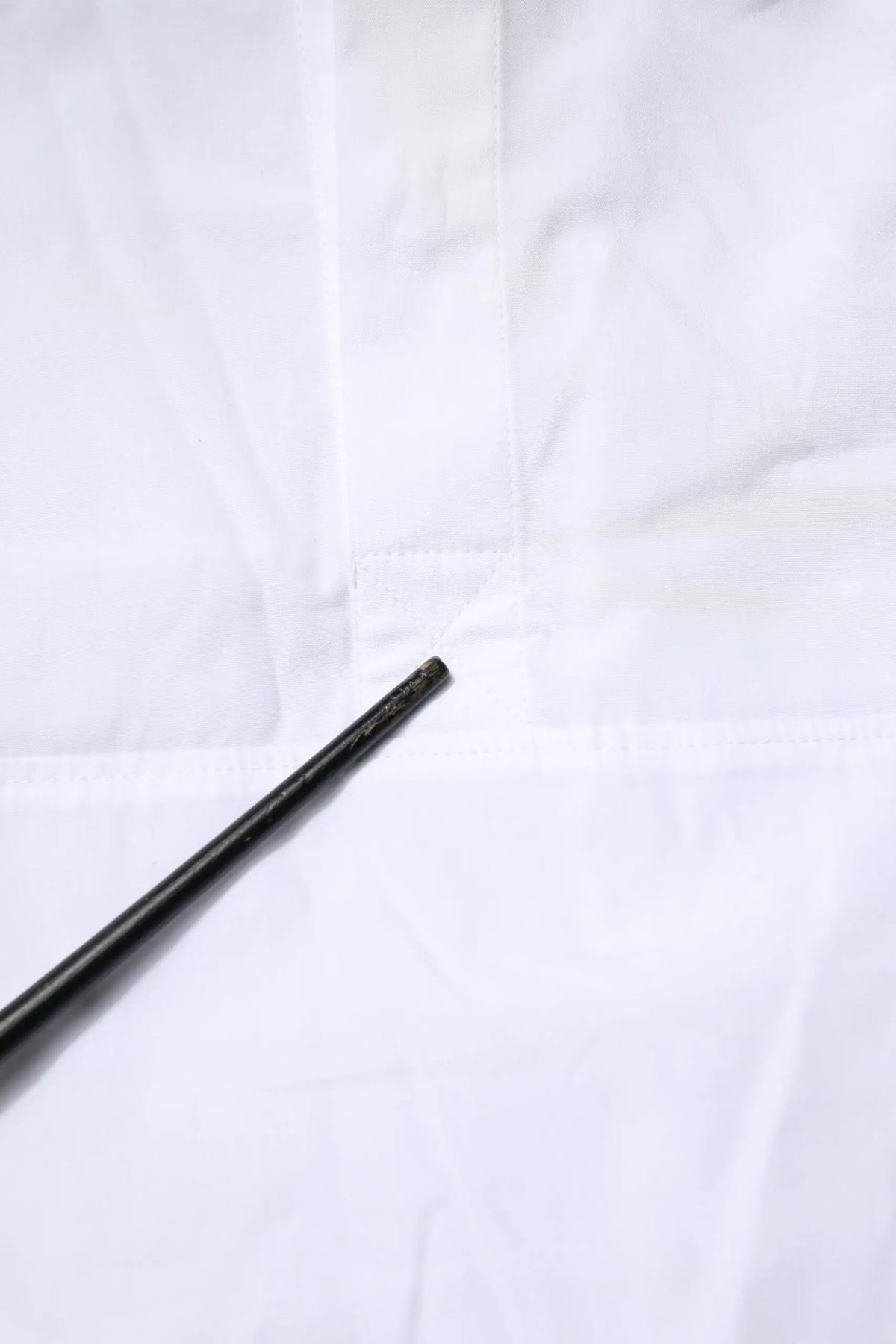 Chopsticks noirs texturés avec finition légèrement usée assortis à une chemise homme blanche en popeline de coton dolce & gabbana