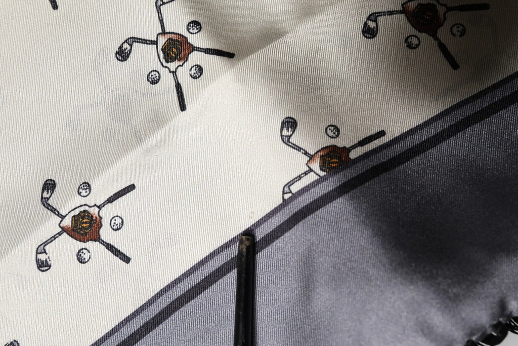 Foulard dolce & gabbana blanc en soie avec motif répétitif de clubs de golf et balles en noir marron et or