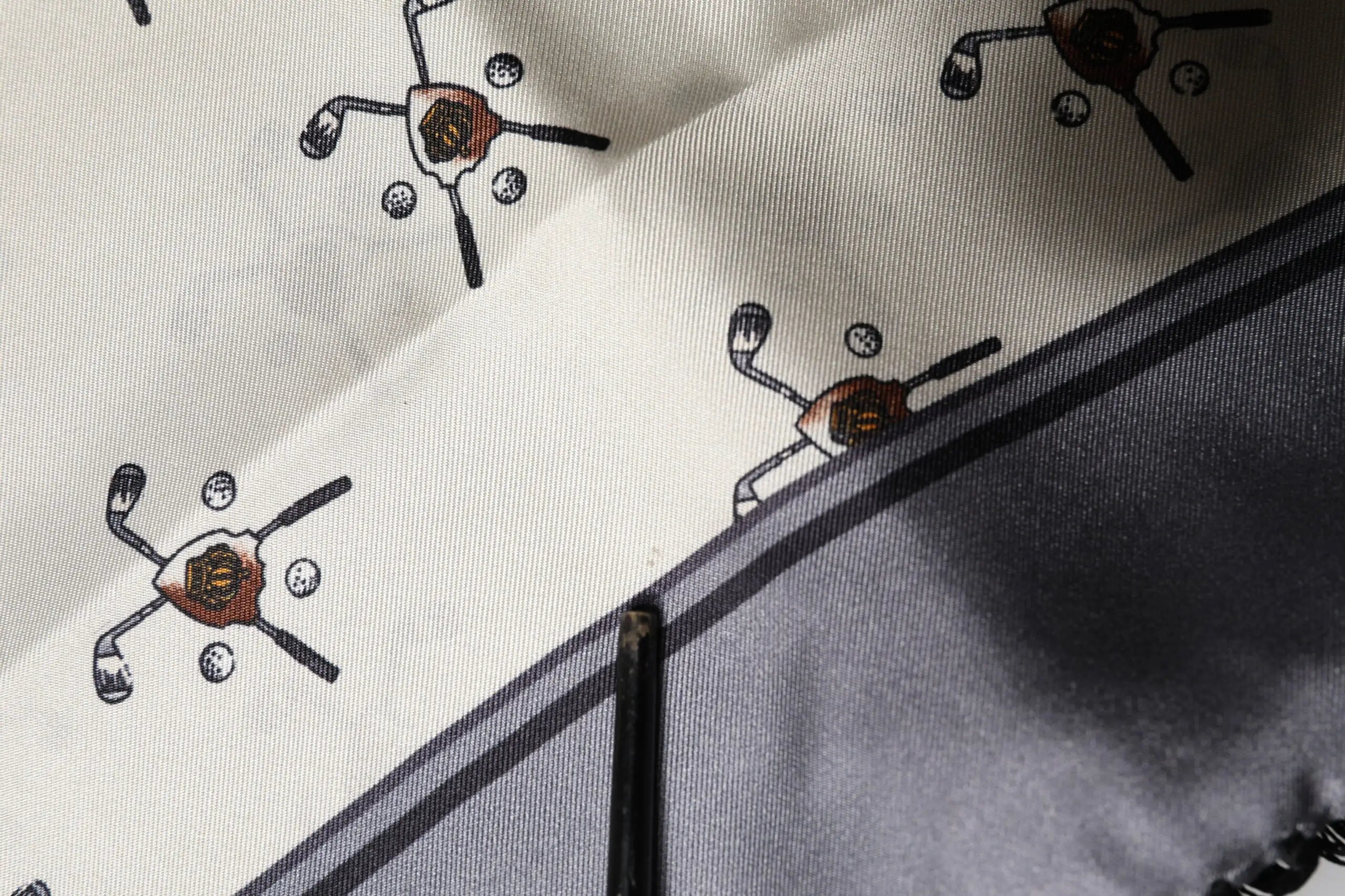 Foulard dolce & gabbana blanc en soie avec motif répétitif de clubs de golf et balles en noir marron et or