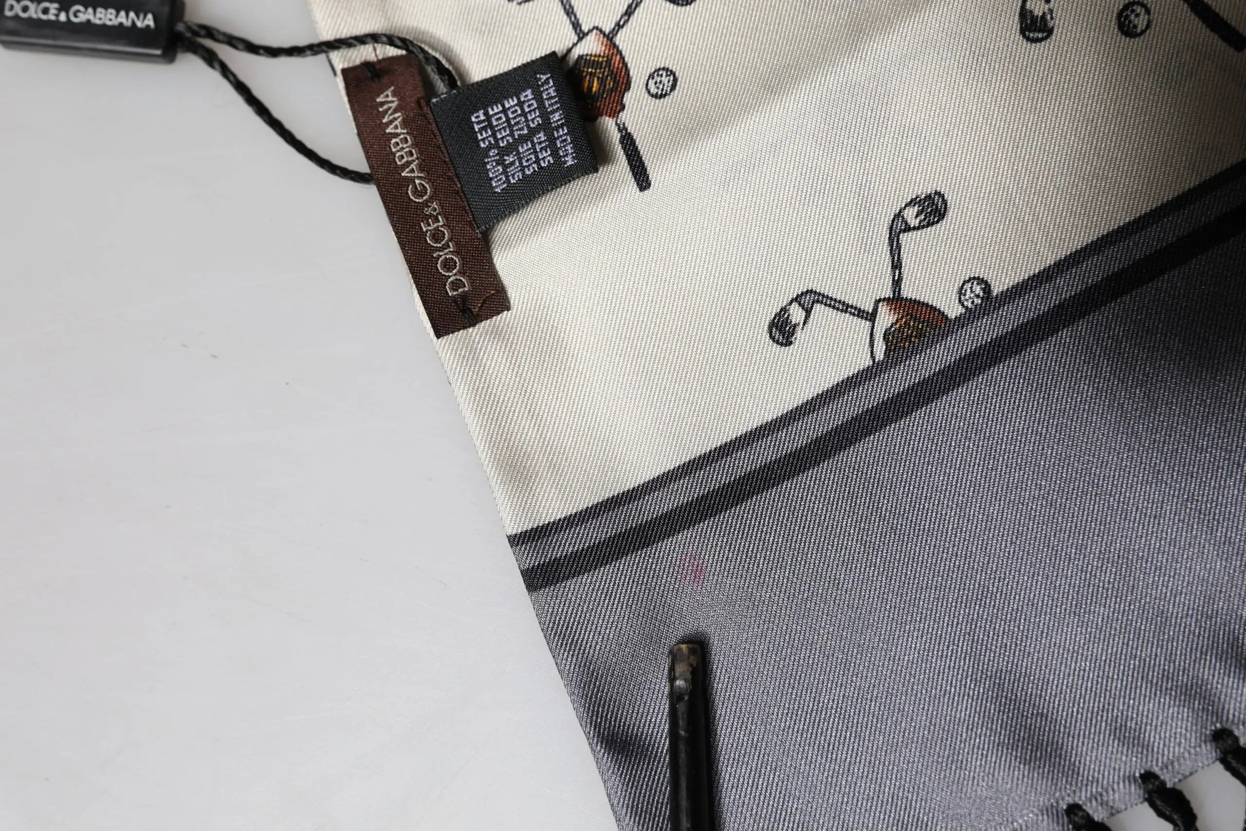 Écharpe foulard dolce & gabbana homme en soie crème et grise motif golf avec bordure noire 183cm x 33cm
