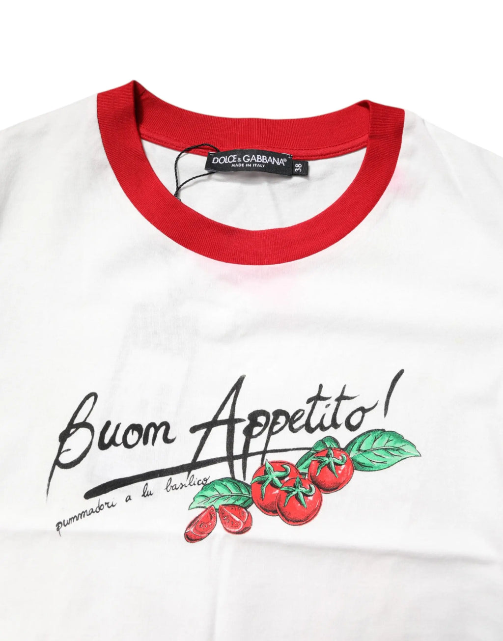 Dolce & gabbana t-shirt blanc imprimé à col rouge côtelé avec graphique tomates et feuilles sous buon appetito
