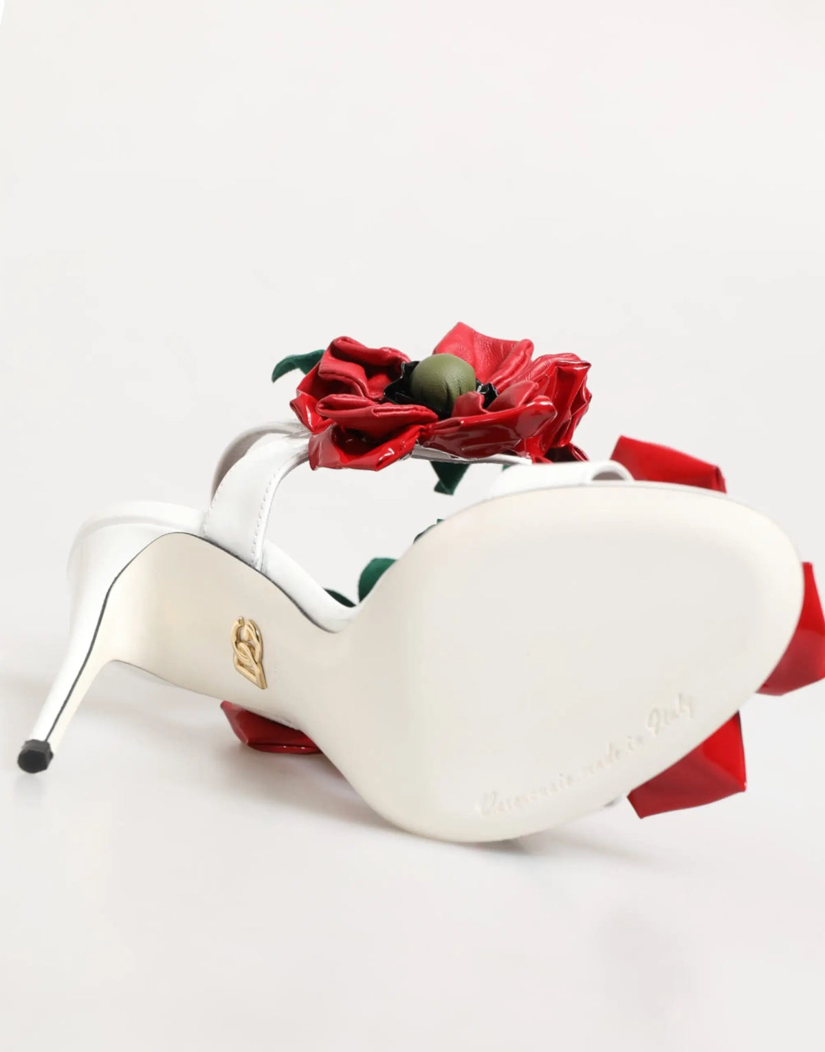 Dolce & gabbana sandales blanches à talons hauts avec une rose rouge glossy et détails en tissu rouge éclatant