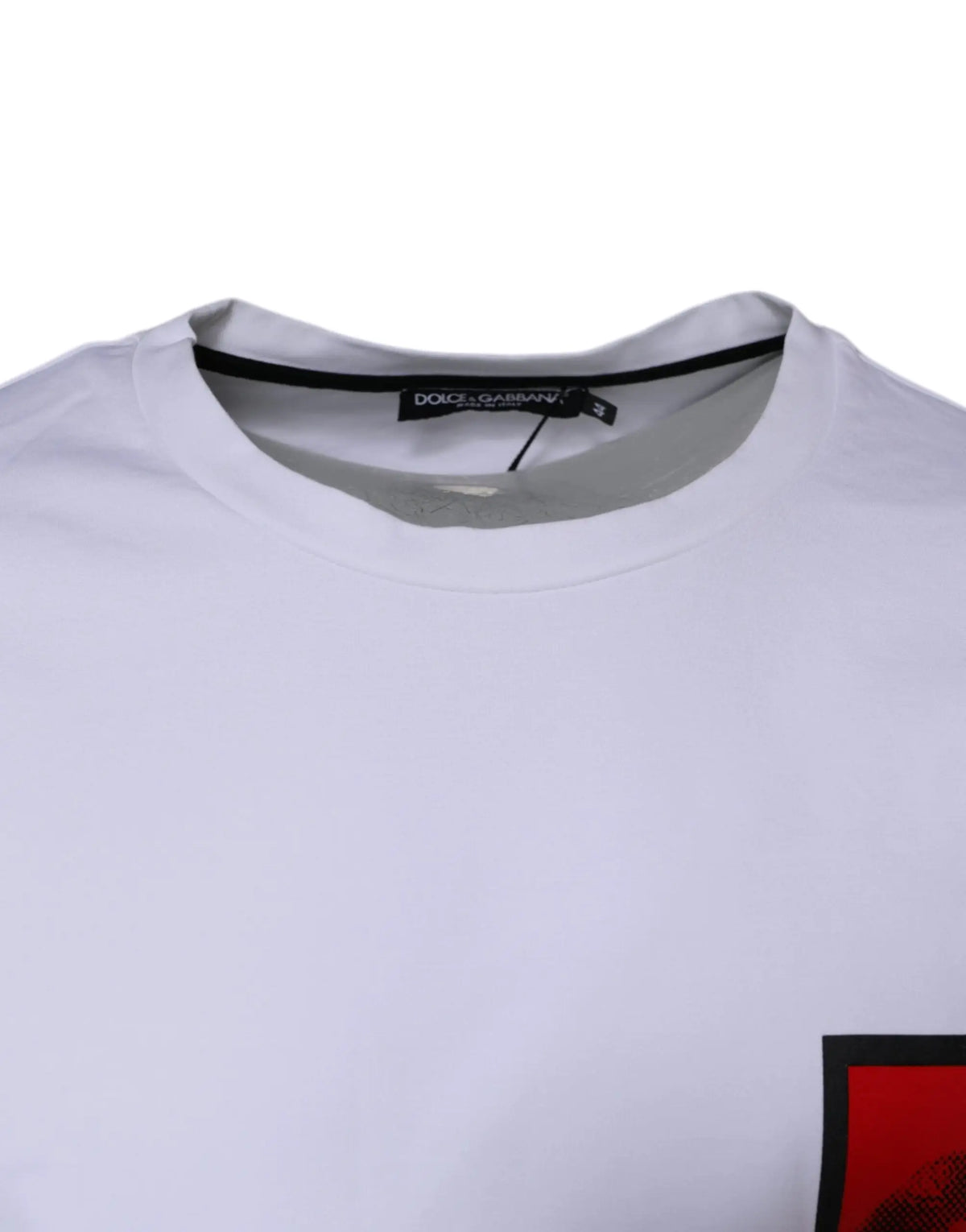 T shirt dolce & gabbana blanc en coton avec col noir et imprimé rouge lèvres partiellement visible