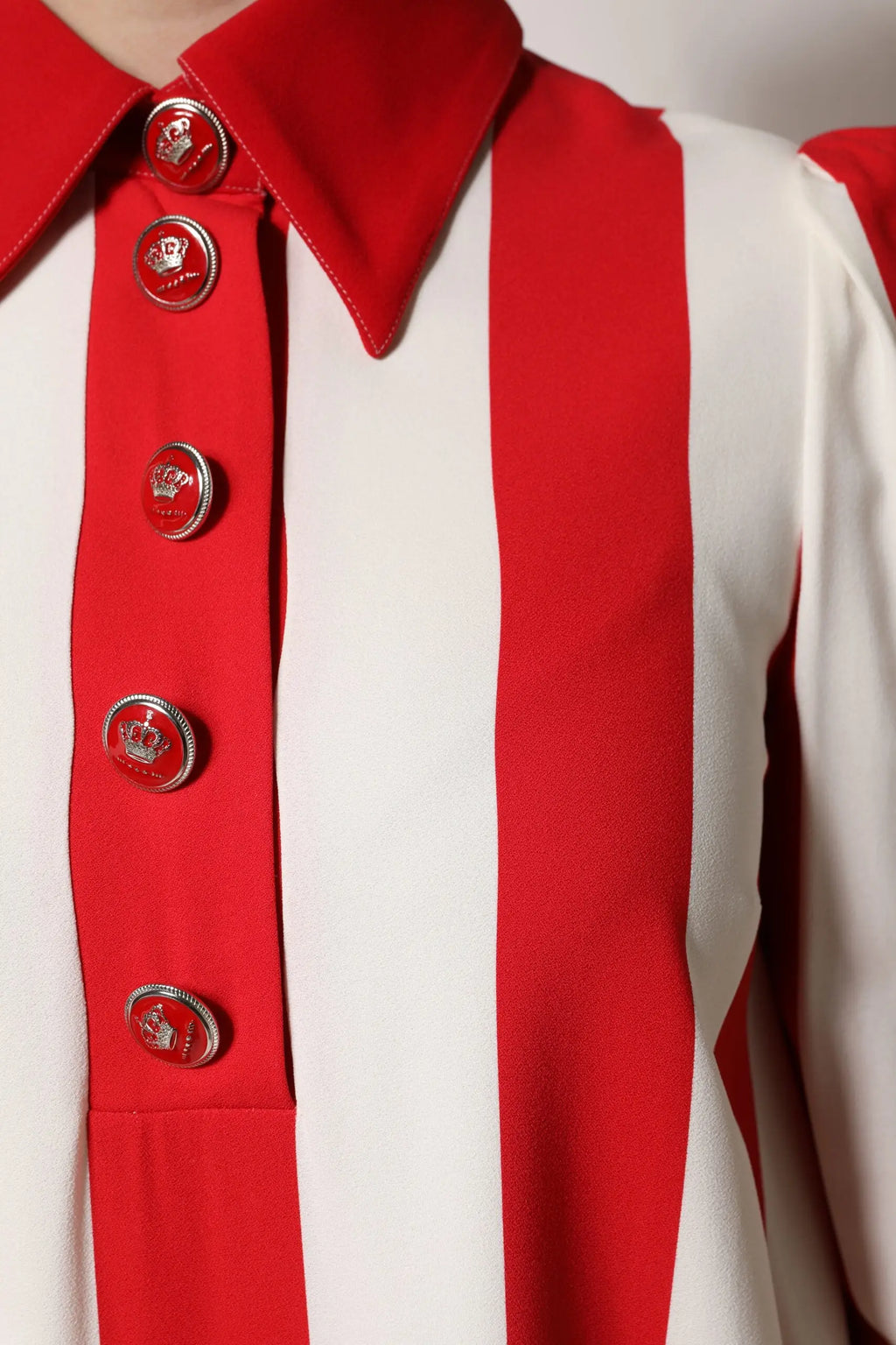 Blouse dolce & gabbana blanche à rayures rouges avec boutons embossés couronne argentés manches longues