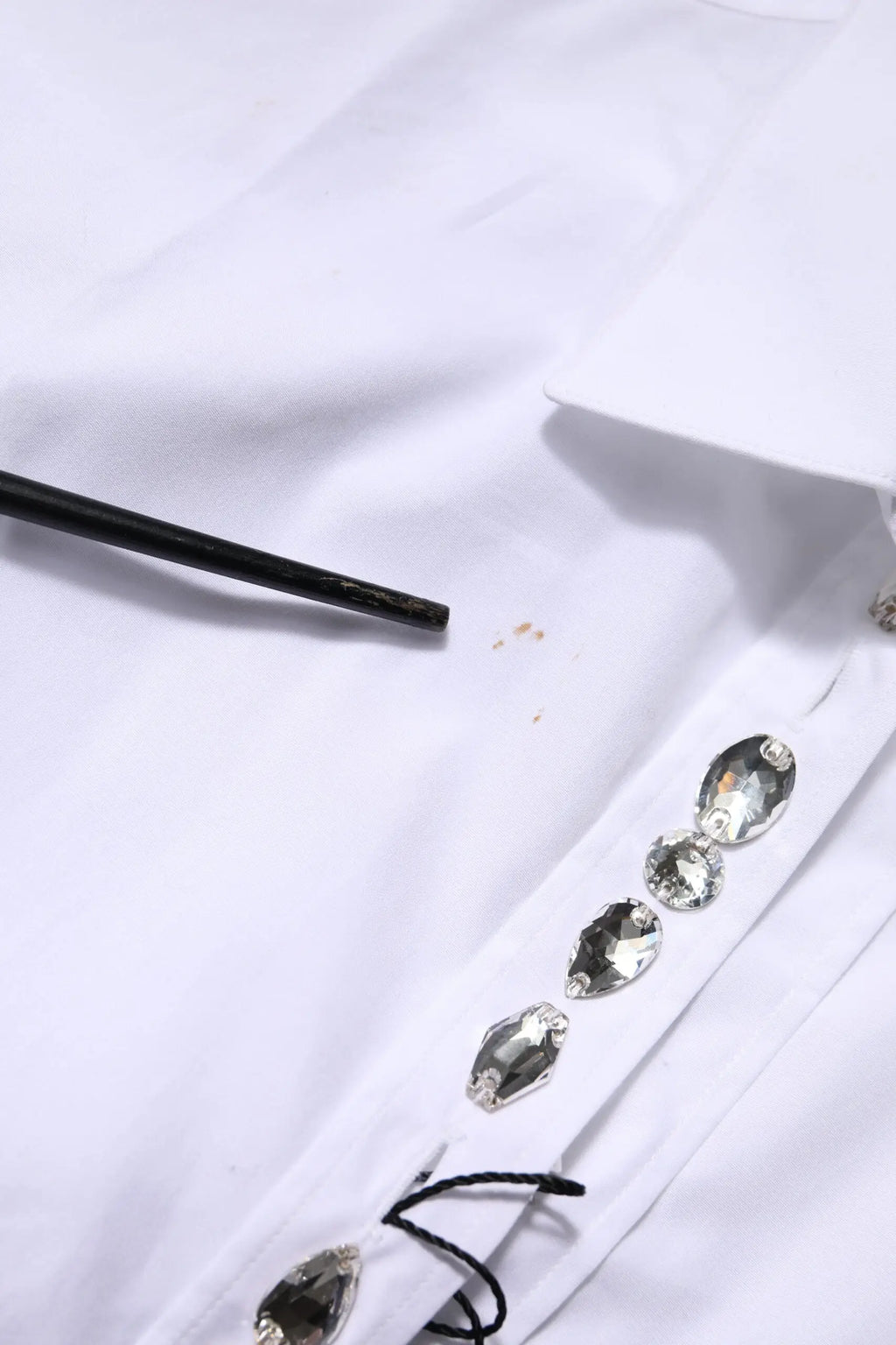 Blouse blanche dolce & gabbana à manches longues avec rangée de cristaux argentés facettés sur la patte de boutonnage