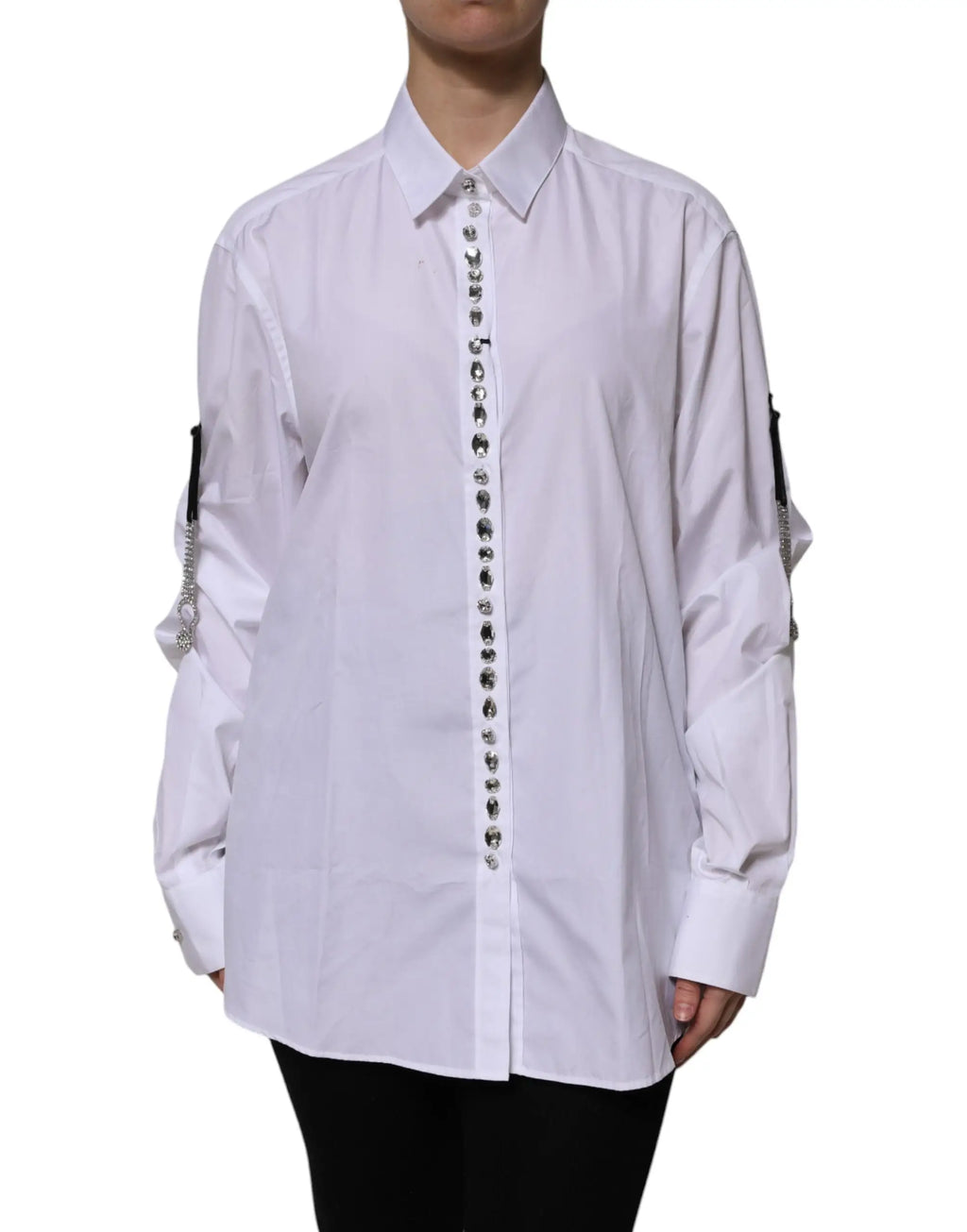 Chemise blanche à manches longues dolce & gabbana avec boutons argentés et détails chaînes décoratifs sur les manches