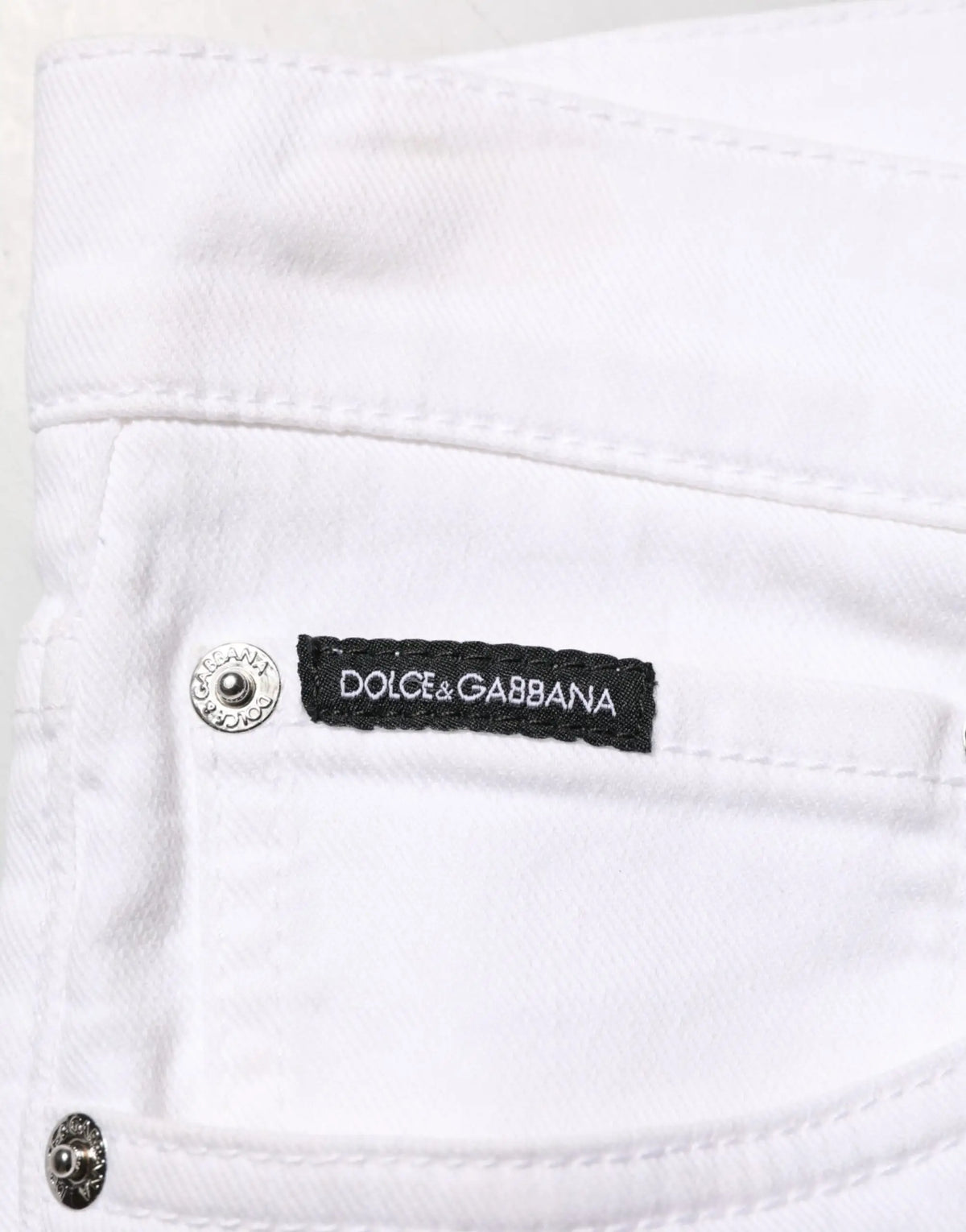 Jeans skinny blancs déchirés en coton dolce gabbana pour hommes avec étiquette noire et boutons argentés