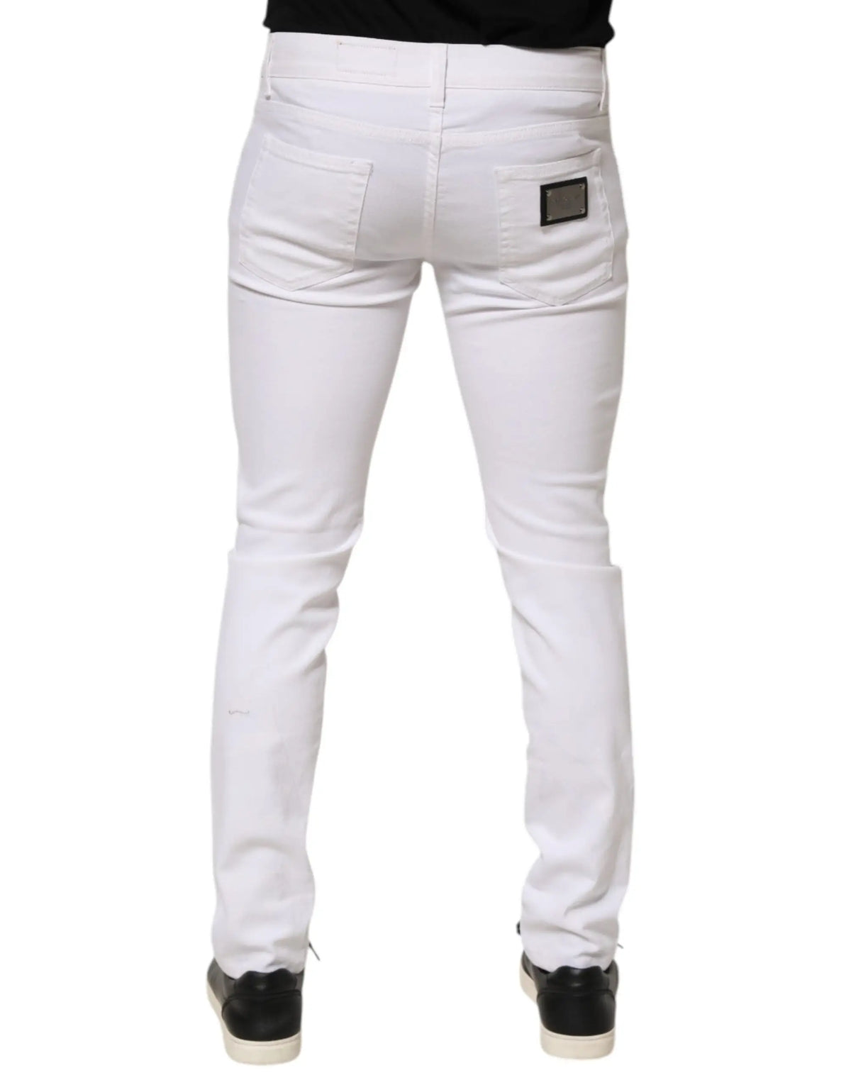Jeans blanc slim fit en denim coton déchiré dolce & gabbana vue arrière avec patch noir sur la poche droite