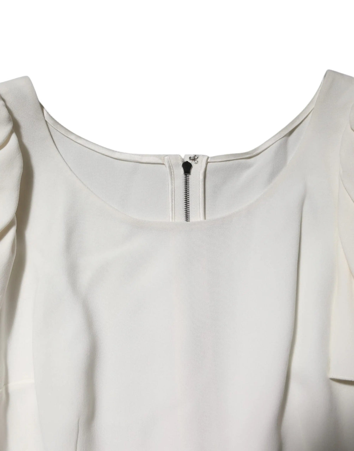 Douce et fluide blouse blanche dolce gabbana à col rond manches courtes avec épaules froufroutantes délicates