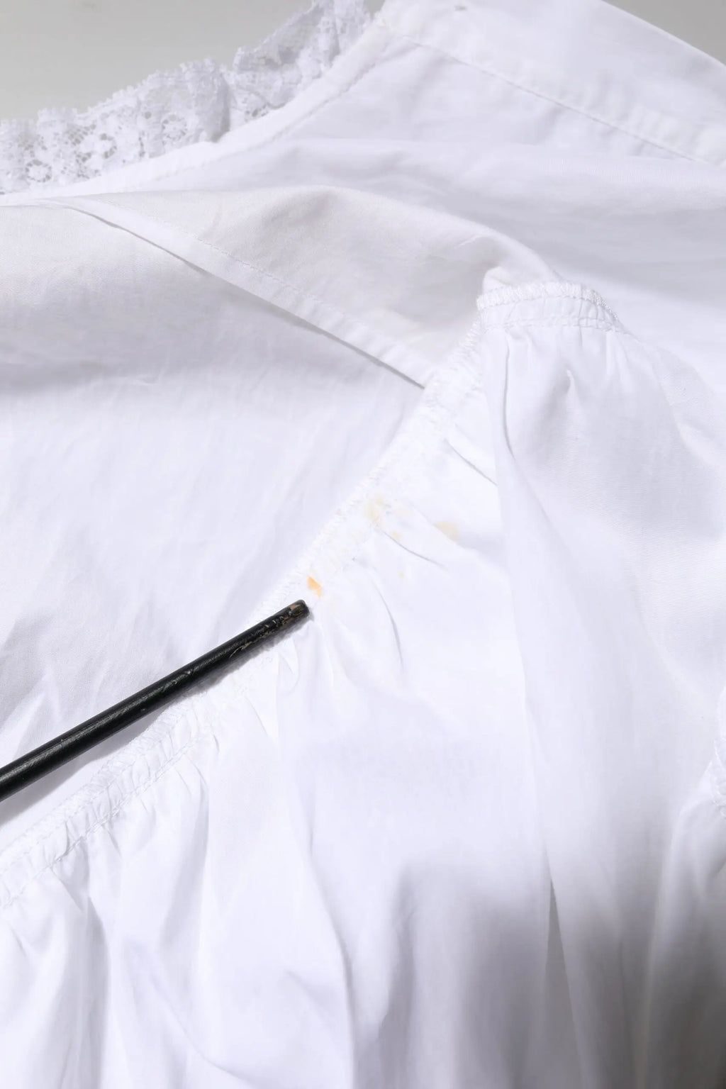 Blouse blanche dolce & gabbana avec dentelle délicate et tissu froncé raffinée