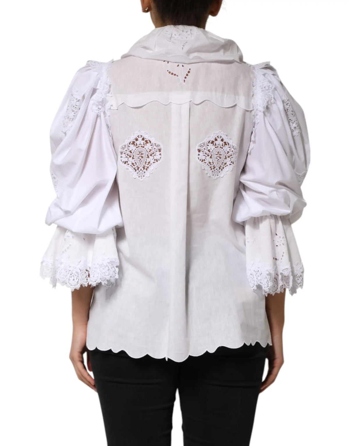 Blouse blanche dolce & gabbana en dentelle avec manches bouffantes vue de dos