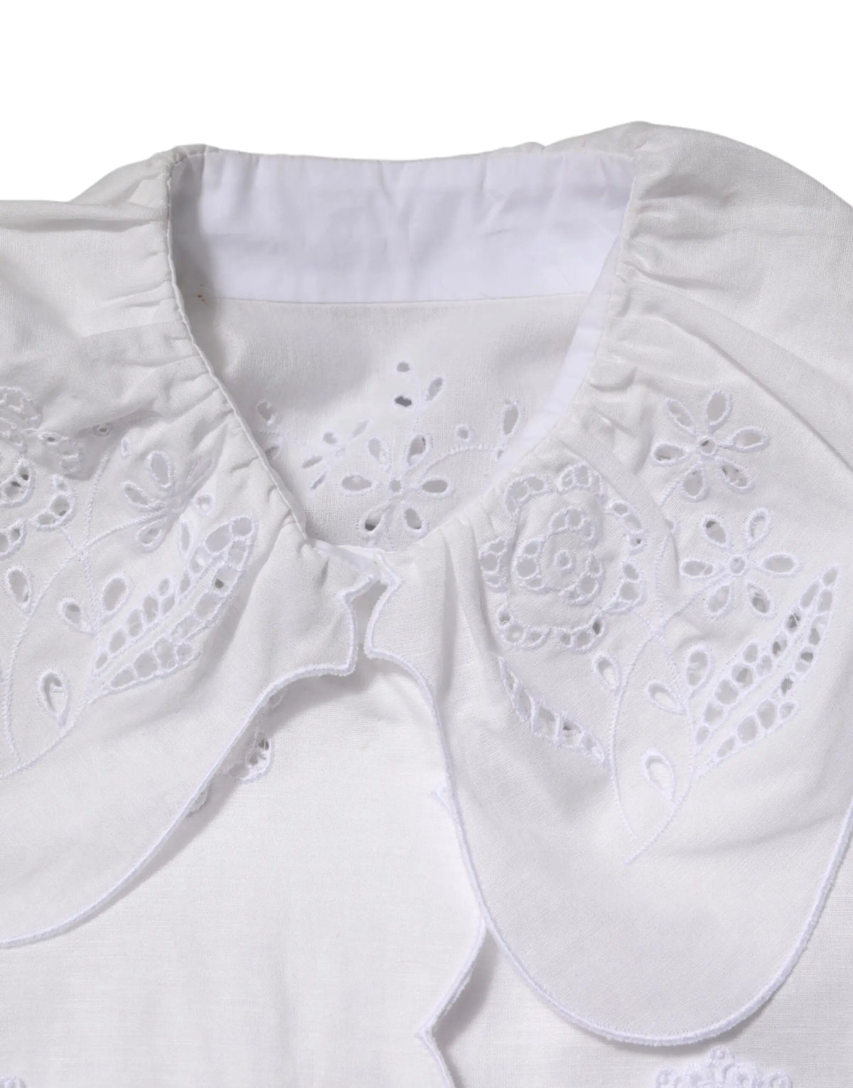 Col blanc brodé avec motifs floraux délicats et texture plissée douce sur blouse dolce gabbana en dentelle
