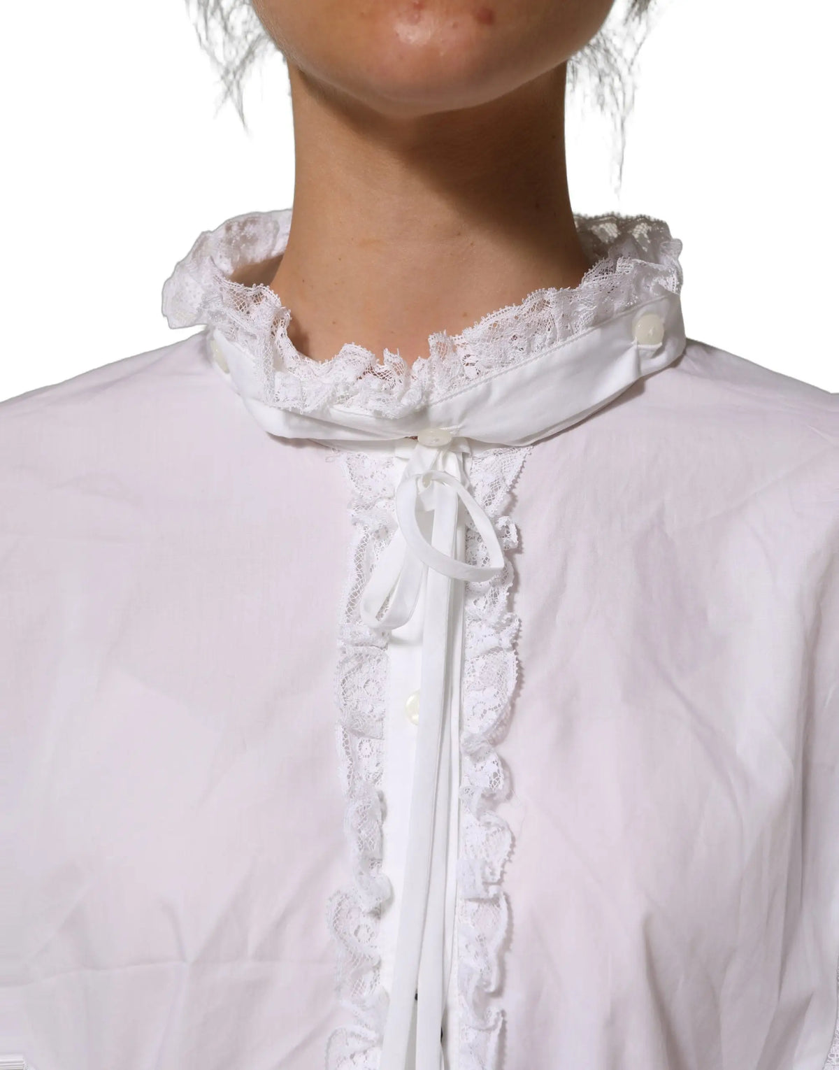 Blouse blanche dolce & gabbana avec col en dentelle délicate et bordure à volants en tissu léger