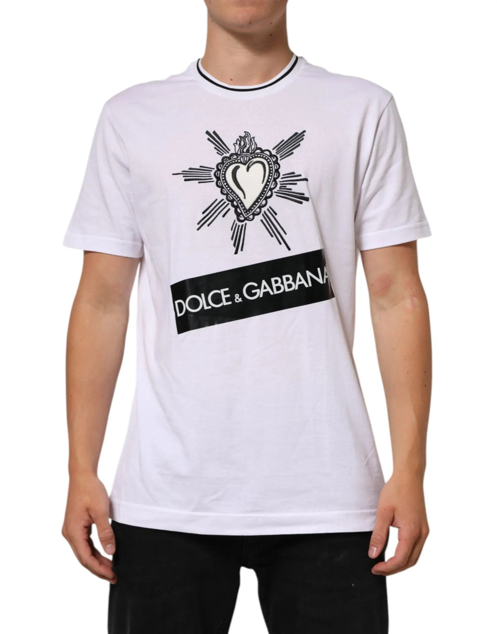 T-shirt blanc dolce & gabbana avec cœur noir brodé rayonnant et nom de la marque en lettres majuscules sur la poitrine