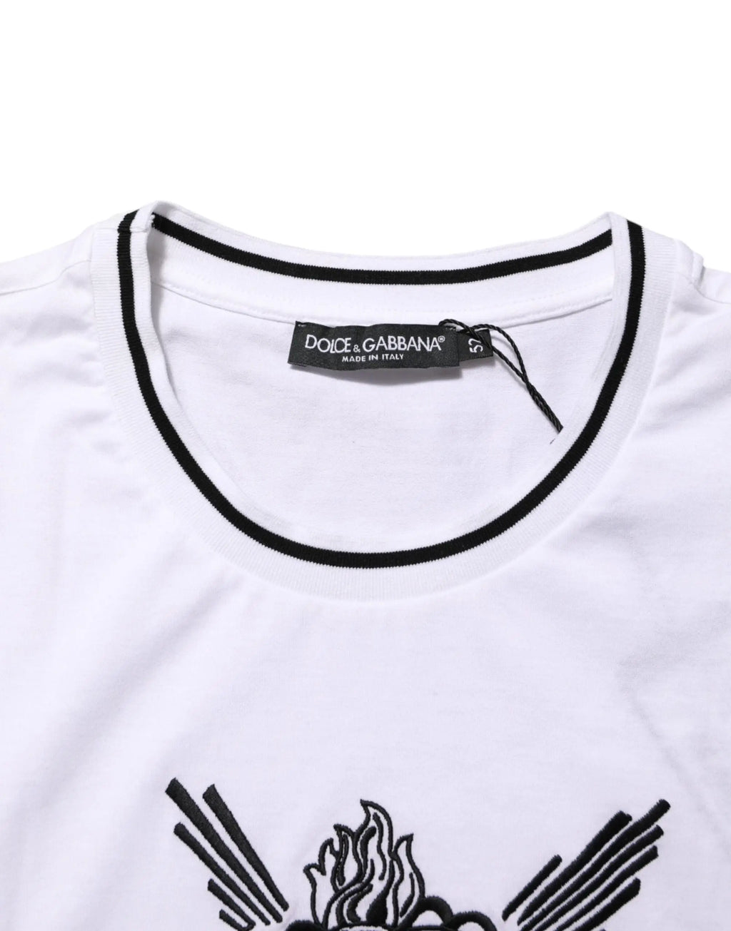 T-shirt blanc dolce & gabbana pour homme avec broderie noire de flammes et ailes et col contrasté côtelé noir