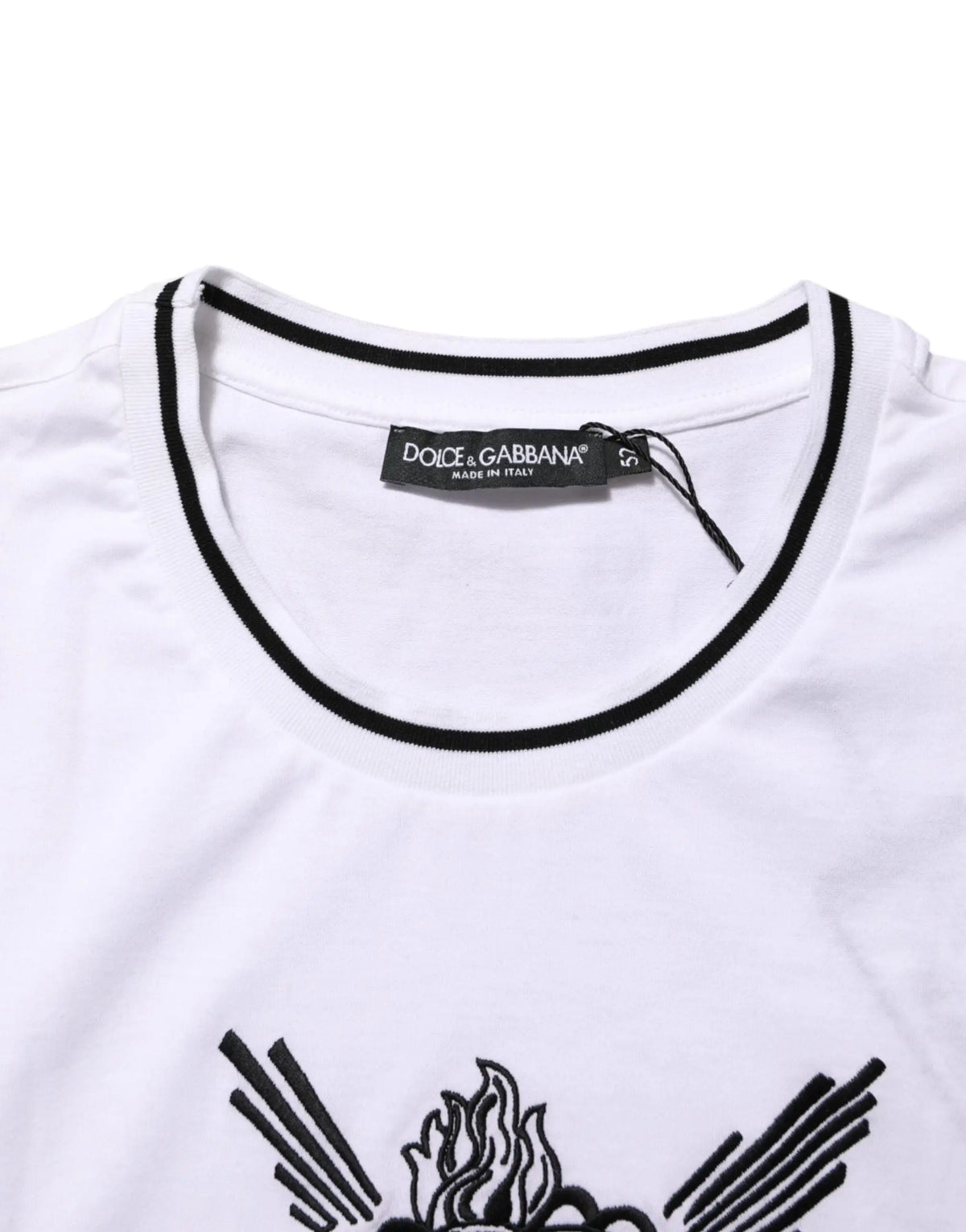 T-shirt blanc dolce & gabbana pour homme avec broderie noire de flammes et ailes et col contrasté côtelé noir