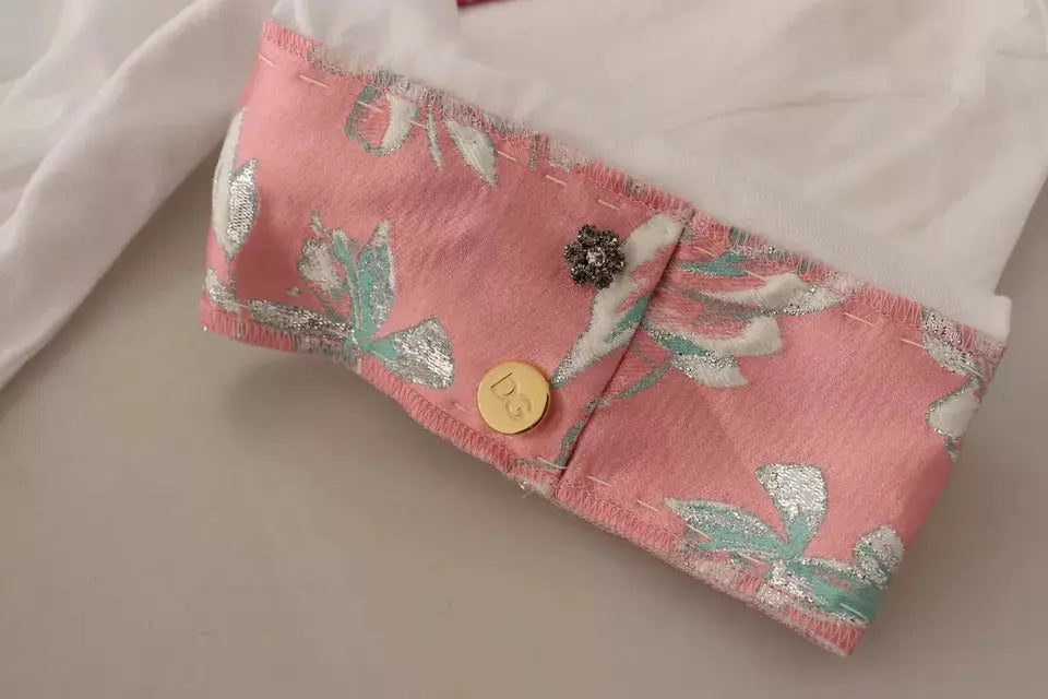 Manchette en satin rose avec broderie florale argentée et menthe et bouton doré d sur t-shirt blanc dolce gabbana sartoria col large