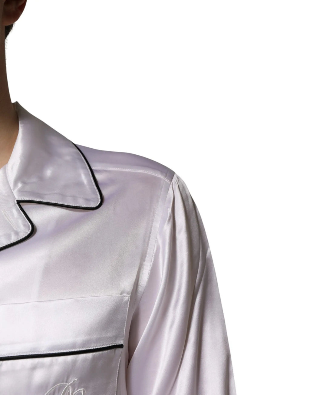 Un haut de pyjama en satin argenté avec passepoil noir de la marque dolce & gabbana pour homme en soie