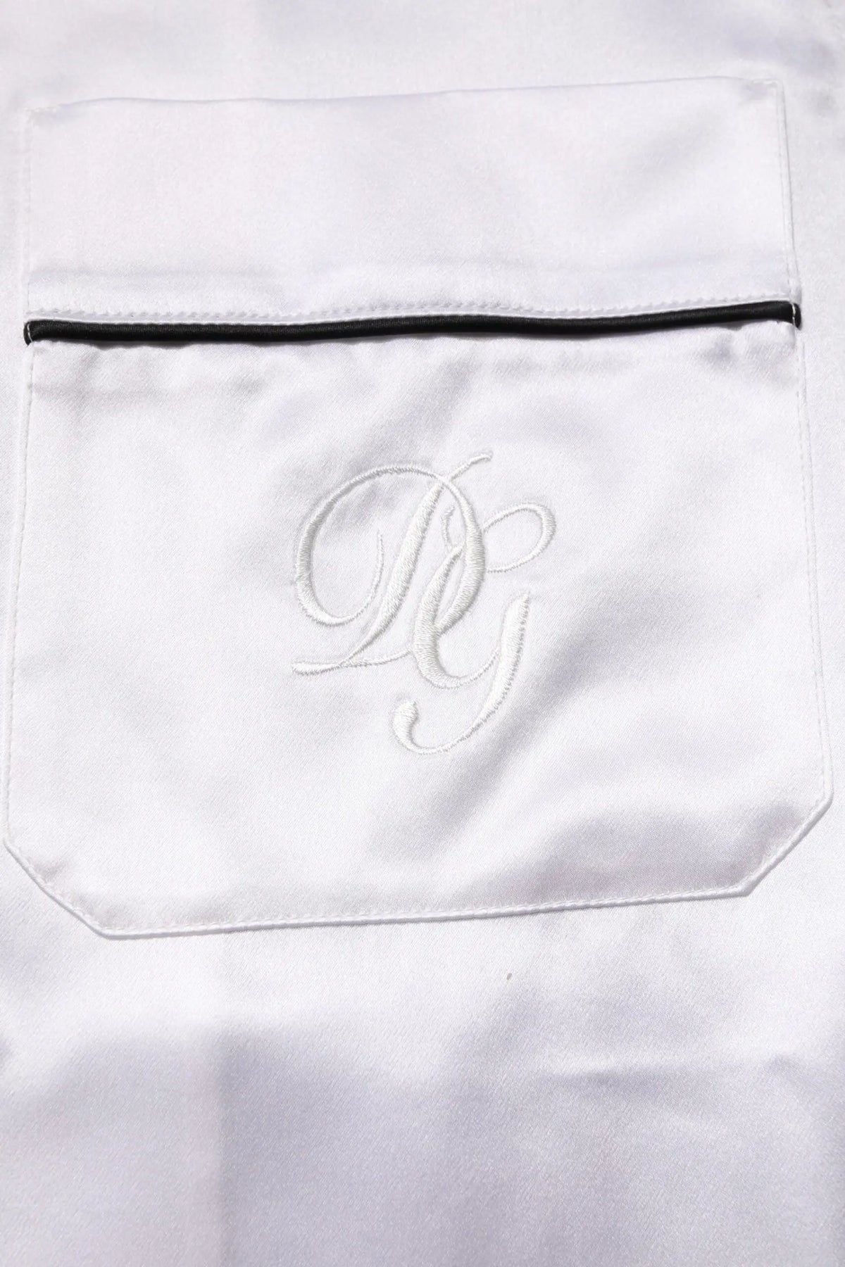 Pochette blanche en satin avec fermeture éclair noire et monogramme brodé pour pyjama homme en soie dolce & gabbana